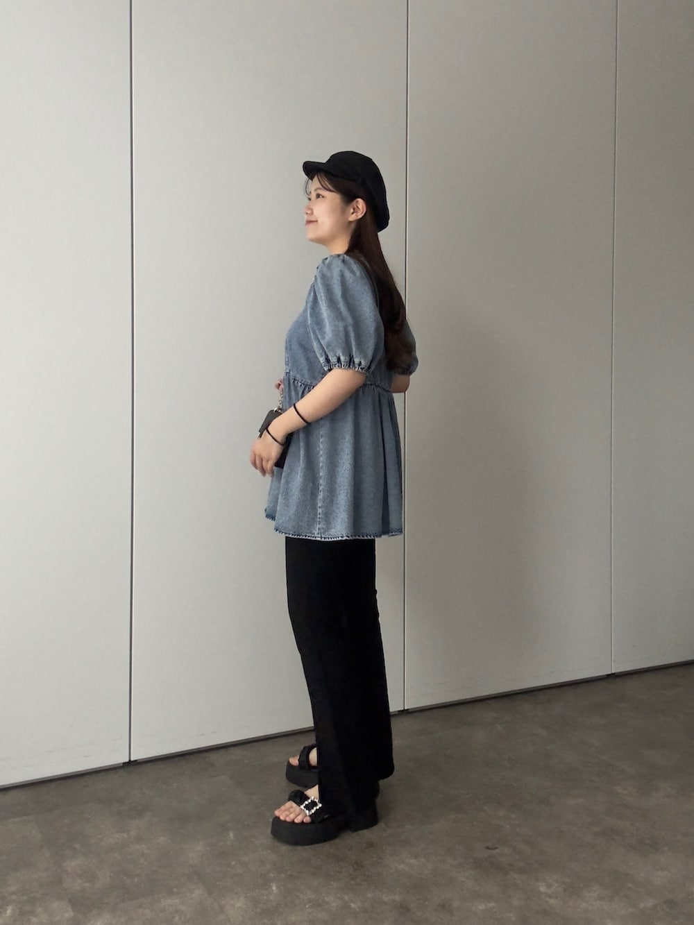 「サンダル、デニム、夏コーデ、ブラウス」｜「prose verseのパールボタンデニムペプラムブラウス（シャツ/ブラウス、ブルー系）」を使った、MIOさん（レディース・158cm）の夏コーディネートの2枚目の写真