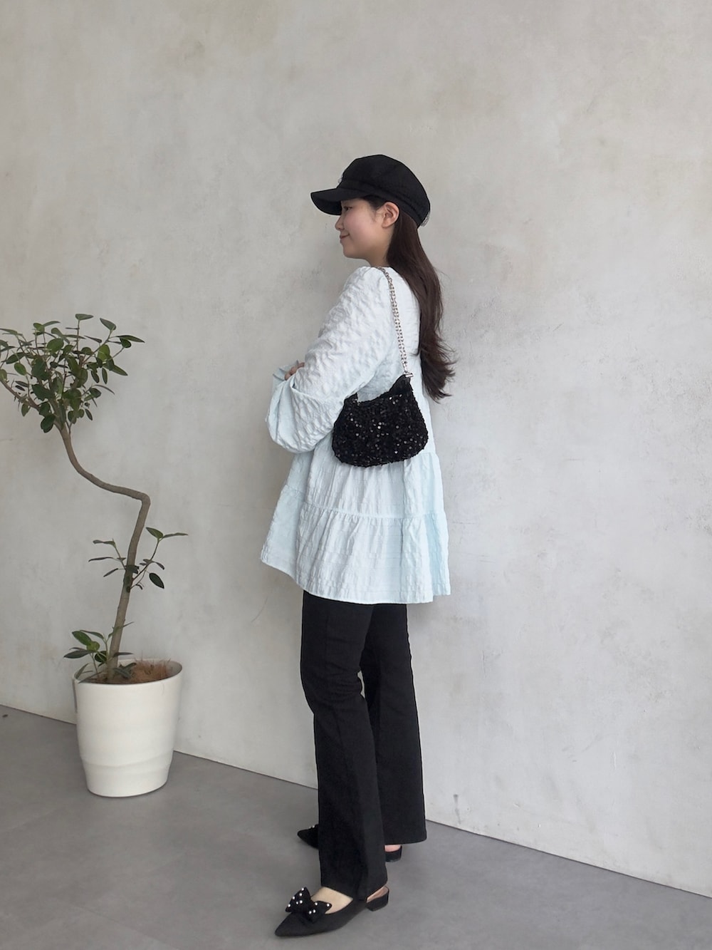 ブルー系のシャツ/ブラウス、ブラック系のその他パンツを着用したレディースの春コーディネートの2枚目の写真