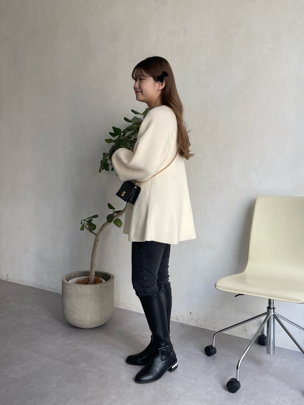 「ファッションを楽しもう、ブーツ、ショルダーバッグ、お出かけコーデ、プチプラ、デニム、ニット、ぺプラムトップス、スキニーデニム、ロングブーツ、袖ボリューム」｜「prose verseの【ミニサイズ】ベロアリボンヘアクリップセット（バレッタ/ヘアクリップ、ブラック系）」を使った、MIOさん（レディース・158cm）の秋コーディネートの3枚目の写真