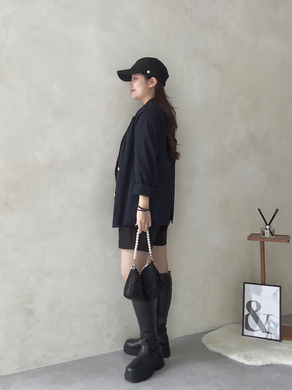 ホワイト系のTシャツ/カットソー、ブラック系のその他パンツ、ブラック系のブーツを着用したレディースの春コーディネートの2枚目の写真