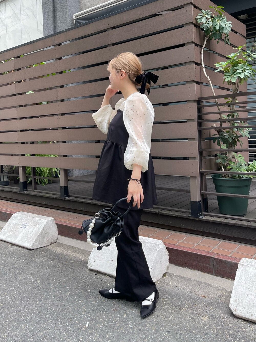 「プチプラ、モノトーン、秋服準備はじめました、オケージョン、ドット、ストレートパンツ、パンプス、シアートップス、お呼ばれスタイル、お呼ばれ、ベロア」｜「prose verseのベロアリボンヘアゴム（シュシュ、ブラック系）」を使った、MIOさん（レディース・158cm）の夏コーディネートの2枚目の写真