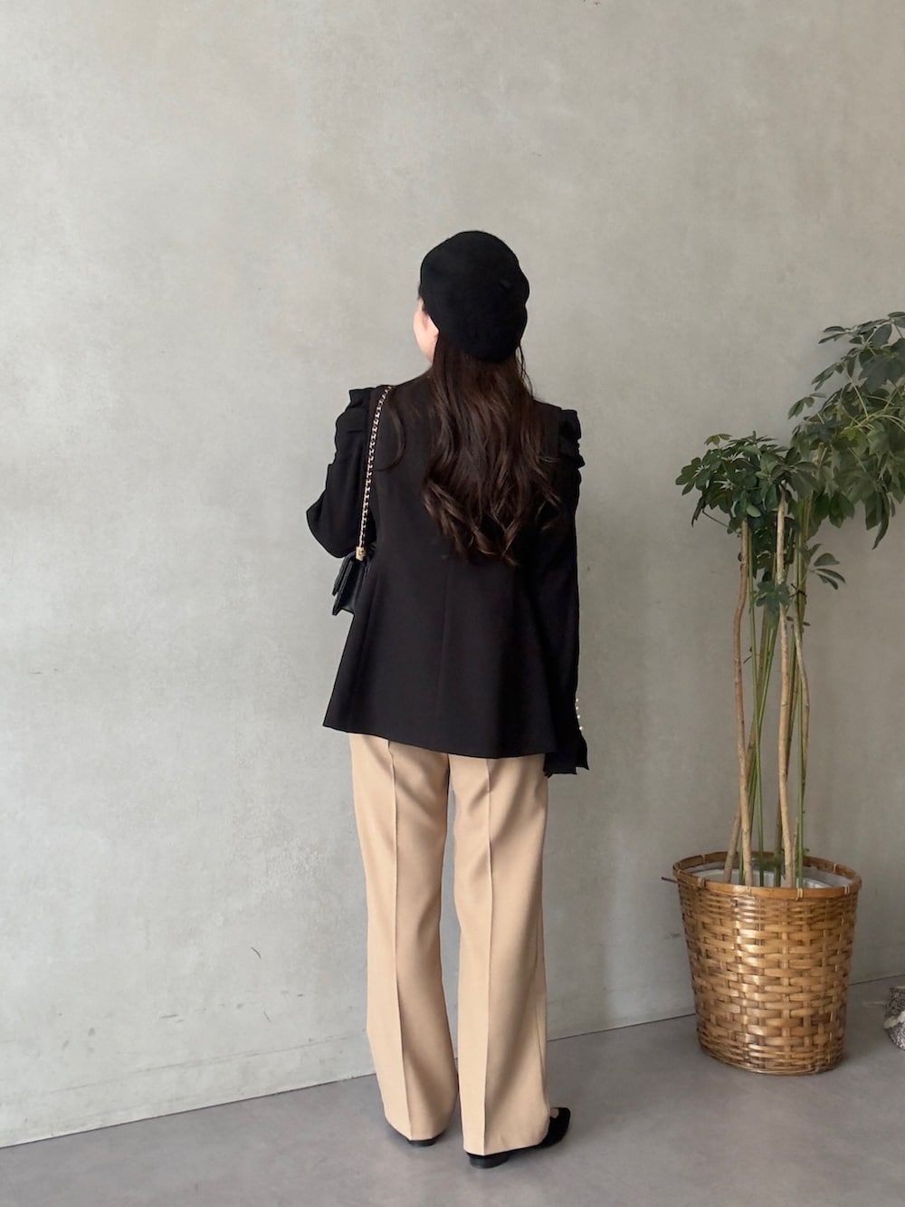 ブラック系のニット/セーター、ベージュ系のその他パンツ、ブラック系のベストを着用したレディースの秋コーディネートの3枚目の写真