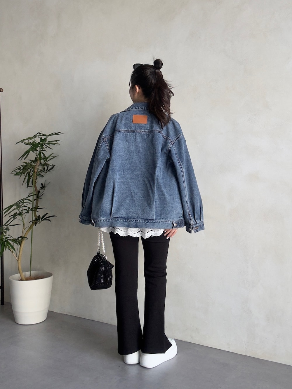 ホワイト系のスカート、ブラック系のその他パンツ、ホワイト系のスニーカーを着用したレディースの春コーディネートの3枚目の写真