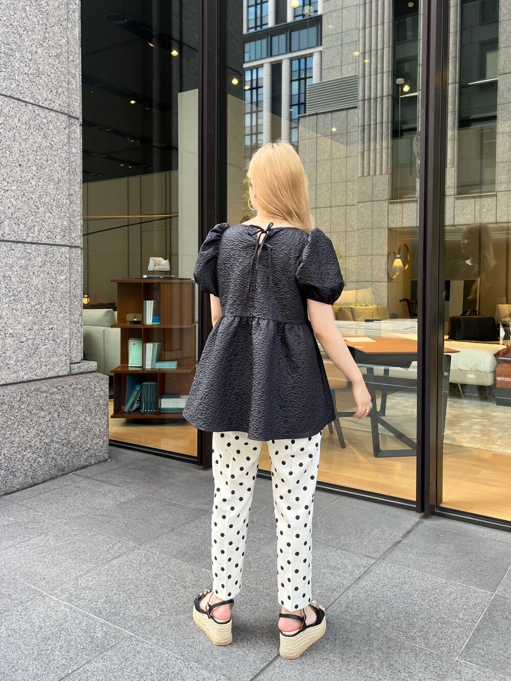 ホワイト系のその他パンツ、ブラック系のサンダル、ブラック系のシャツ/ブラウスを着用したレディースの夏コーディネートの3枚目の写真