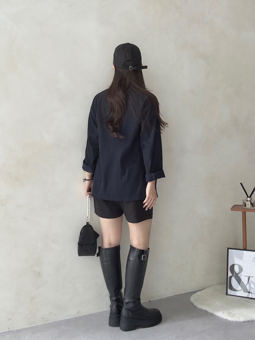 ホワイト系のTシャツ/カットソー、ブラック系のその他パンツ、ブラック系のブーツを着用したレディースの春コーディネートの3枚目の写真