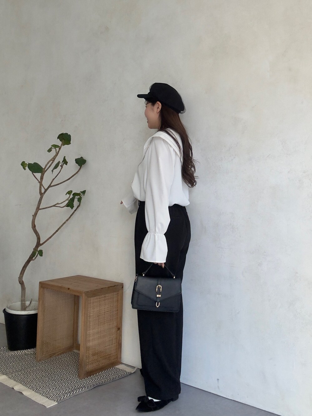 ホワイト系のシャツ/ブラウス、ブラック系のスラックスを着用したレディースの秋コーディネートの2枚目の写真