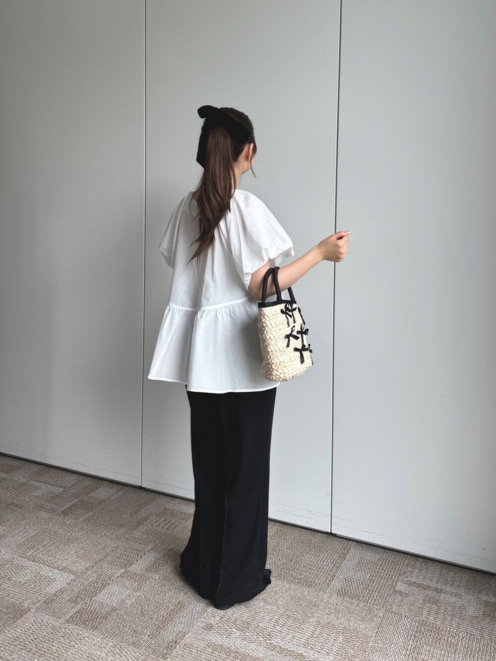 ブラック系のかごバッグ、ブラック系のその他パンツ、ブラック系のパンプスを着用したレディースの夏コーディネートの2枚目の写真