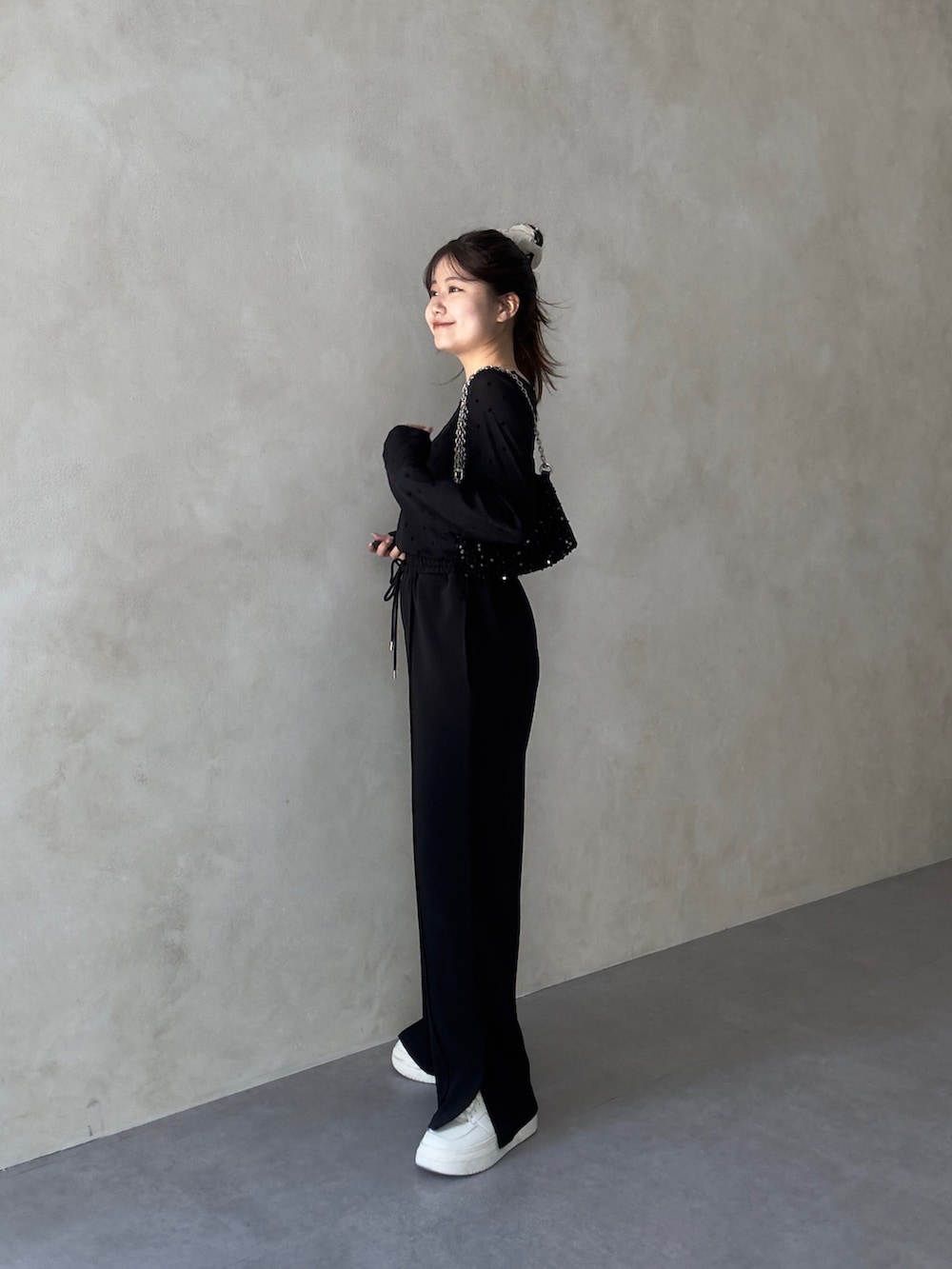 ブラック系のTシャツ/カットソー、ブラック系のショルダーバッグ、ブラック系のその他パンツを着用したレディースの夏コーディネートの2枚目の写真