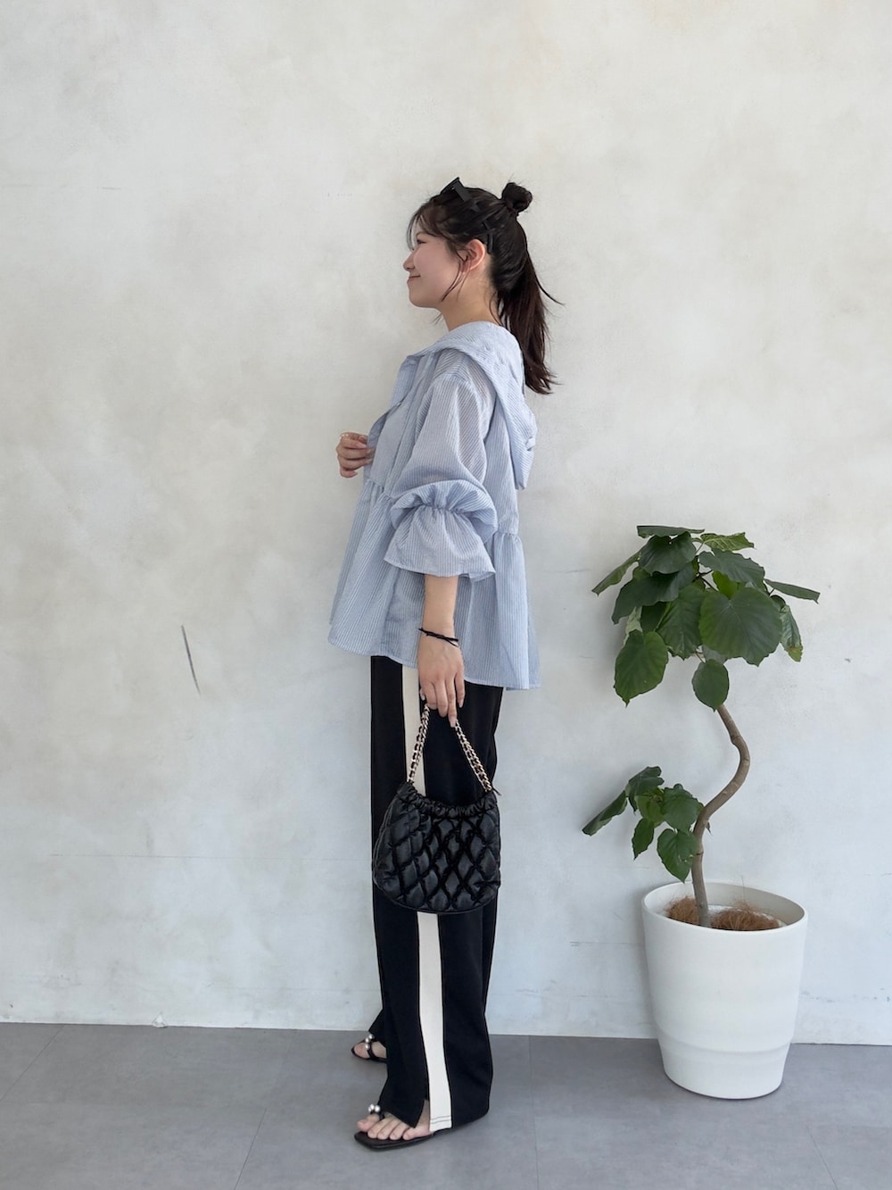 ブルー系のシャツ/ブラウス、ブラック系のサンダル、ブラック系のその他パンツを着用したレディースの夏コーディネートの2枚目の写真