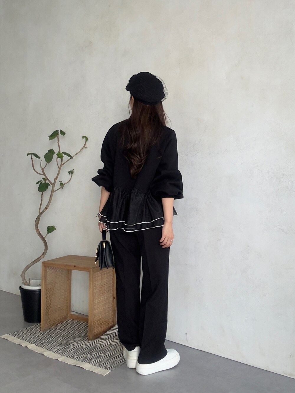 ブラック系のスウェット、ブラック系のその他パンツを着用したレディースの秋コーディネートの3枚目の写真