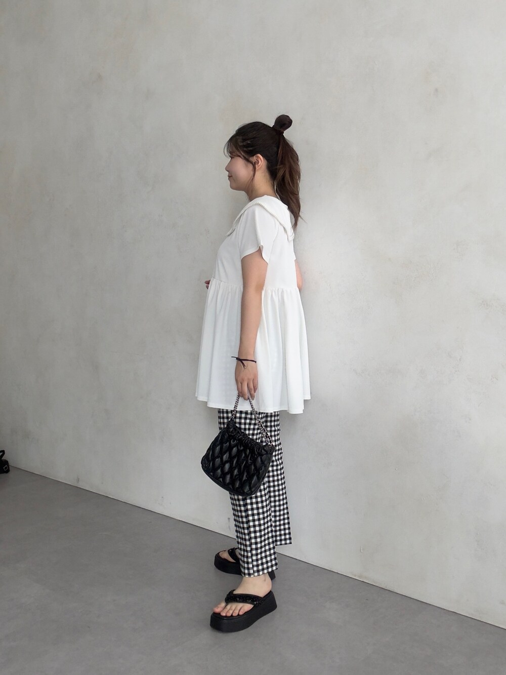 ブラック系のショルダーバッグ、ブラック系のその他パンツ、ブラック系のサンダルを着用したレディースの夏コーディネートの2枚目の写真