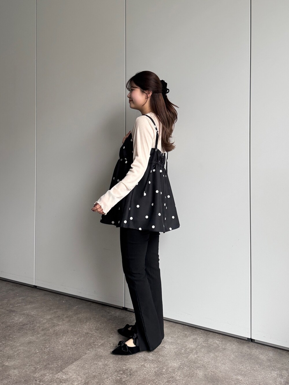 ホワイト系のTシャツ/カットソー、ブラック系のキャミソール、ブラック系のその他パンツを着用したレディースの春コーディネートの2枚目の写真