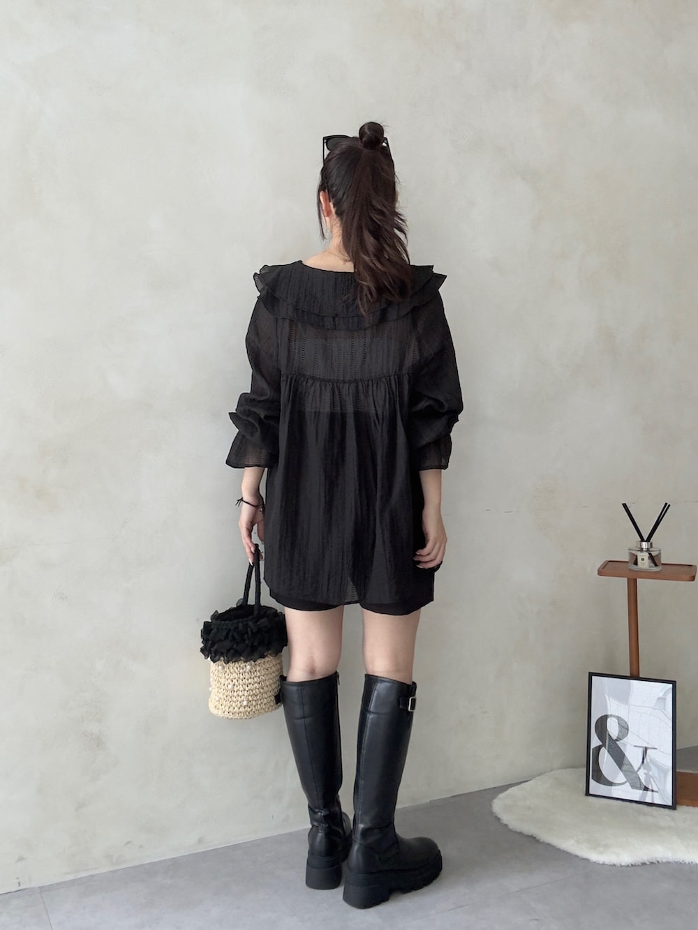 ブラック系のその他パンツ、ブラック系のブーツ、ブラック系のシャツ/ブラウスを着用したレディースの春コーディネートの3枚目の写真