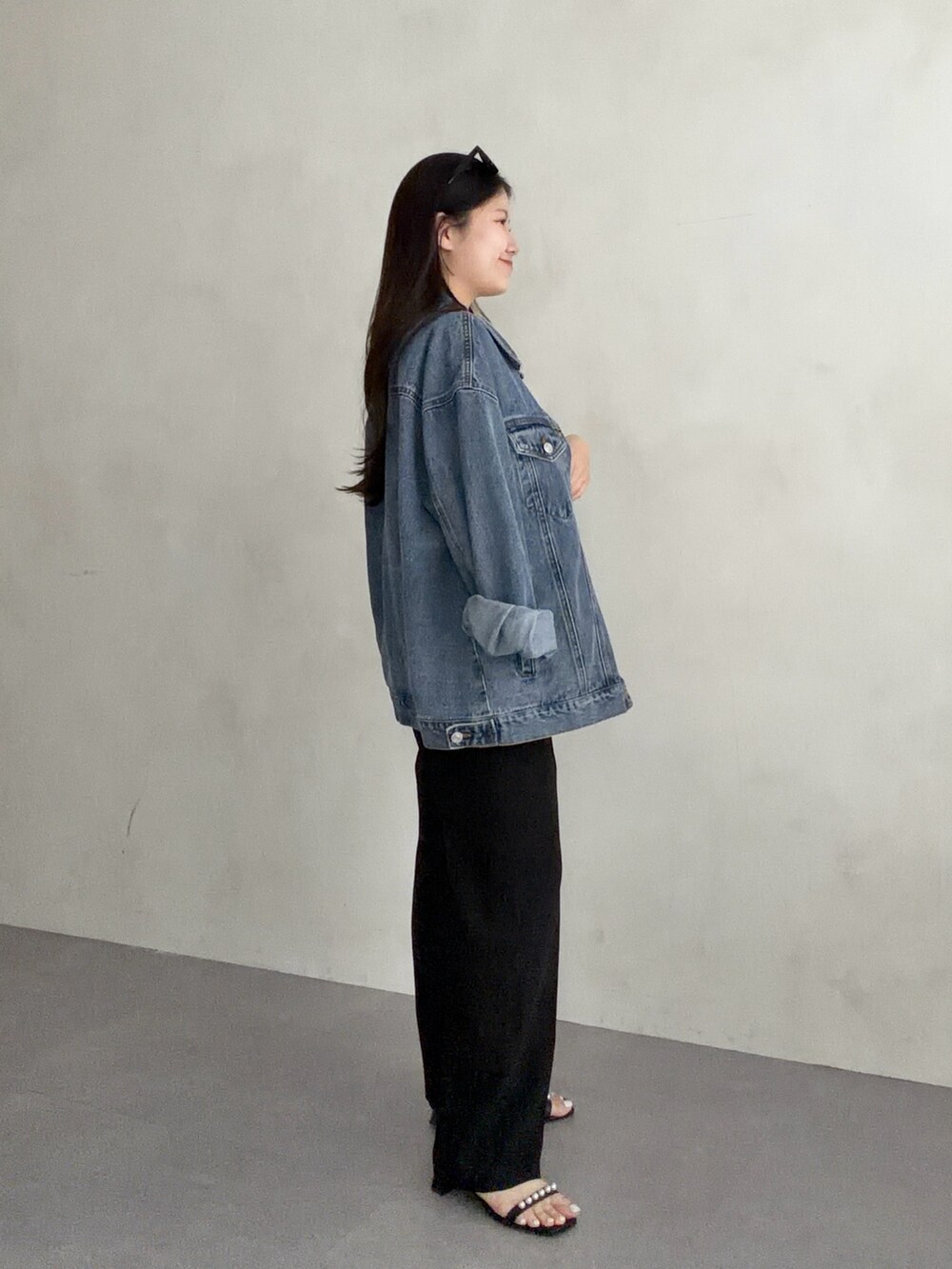 ブルー系のデニムジャケット、ホワイト系のTシャツ/カットソー、ブラック系のその他パンツを着用したレディースの春コーディネートの2枚目の写真