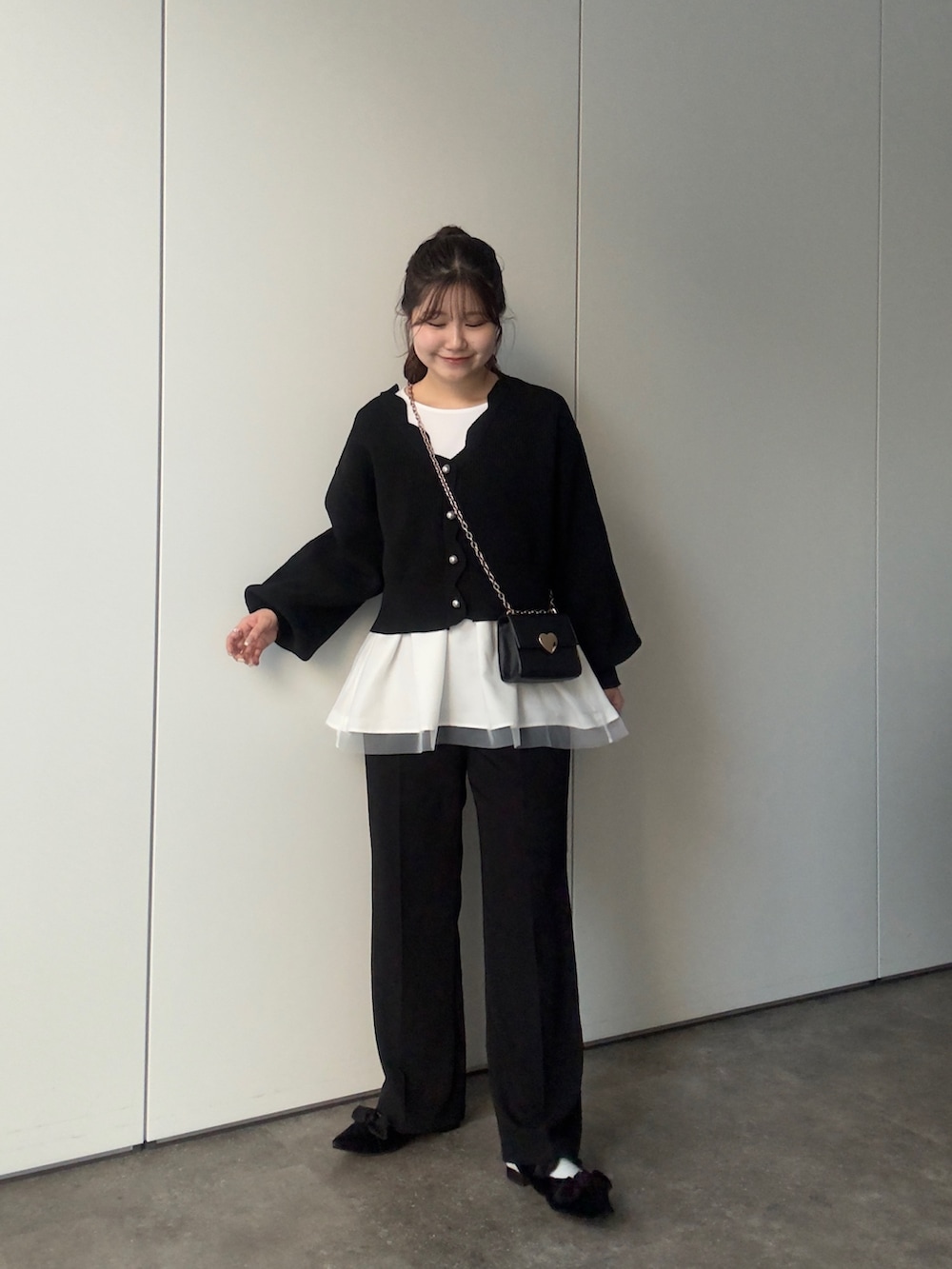ブラック系のカーディガン/ボレロ、ホワイト系のTシャツ/カットソー、ブラック系のその他パンツを着用したレディースの冬コーディネートの2枚目の写真