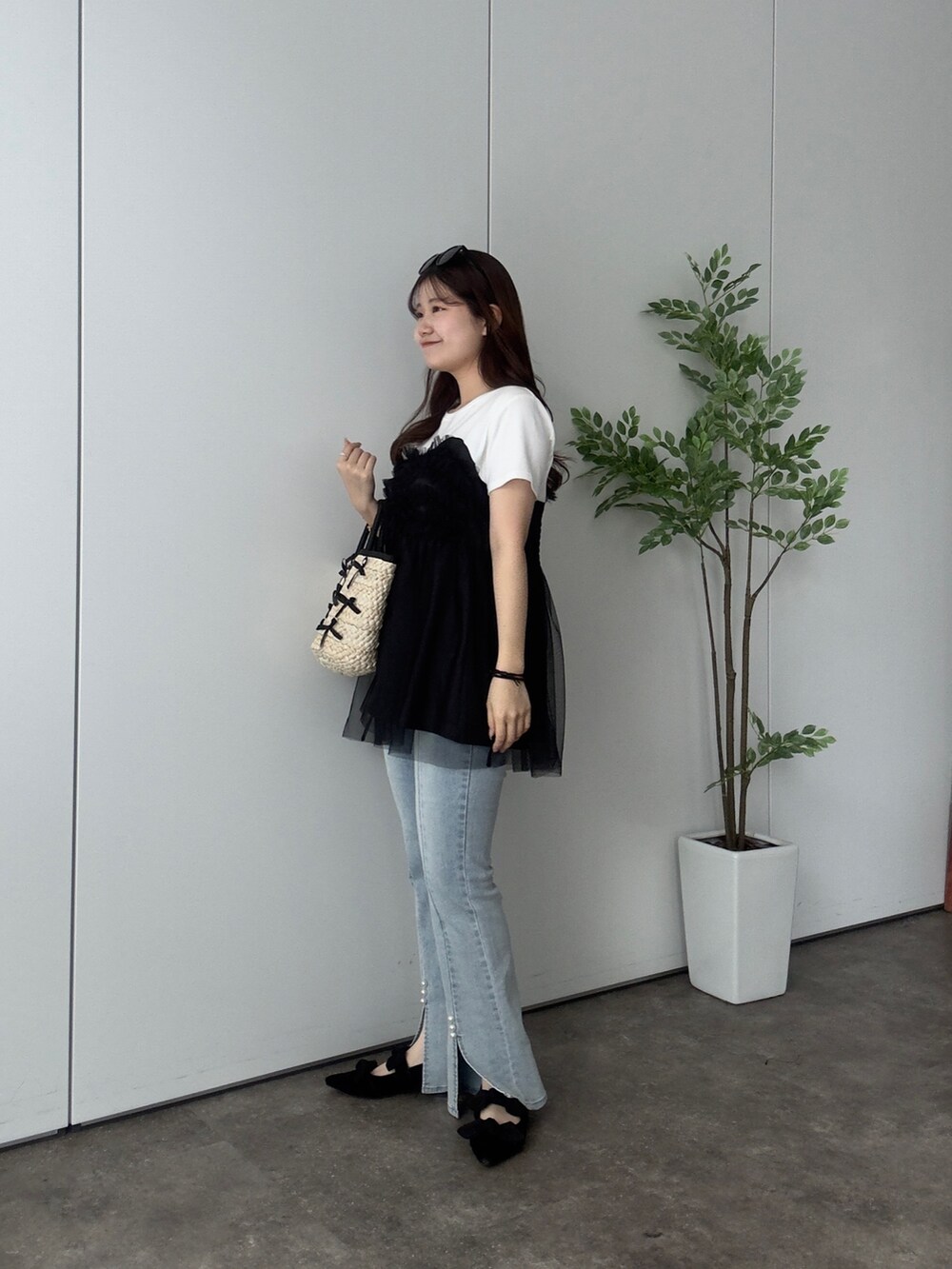 ホワイト系のTシャツ/カットソー、ブルー系のデニムパンツを着用したレディースの夏コーディネートの2枚目の写真