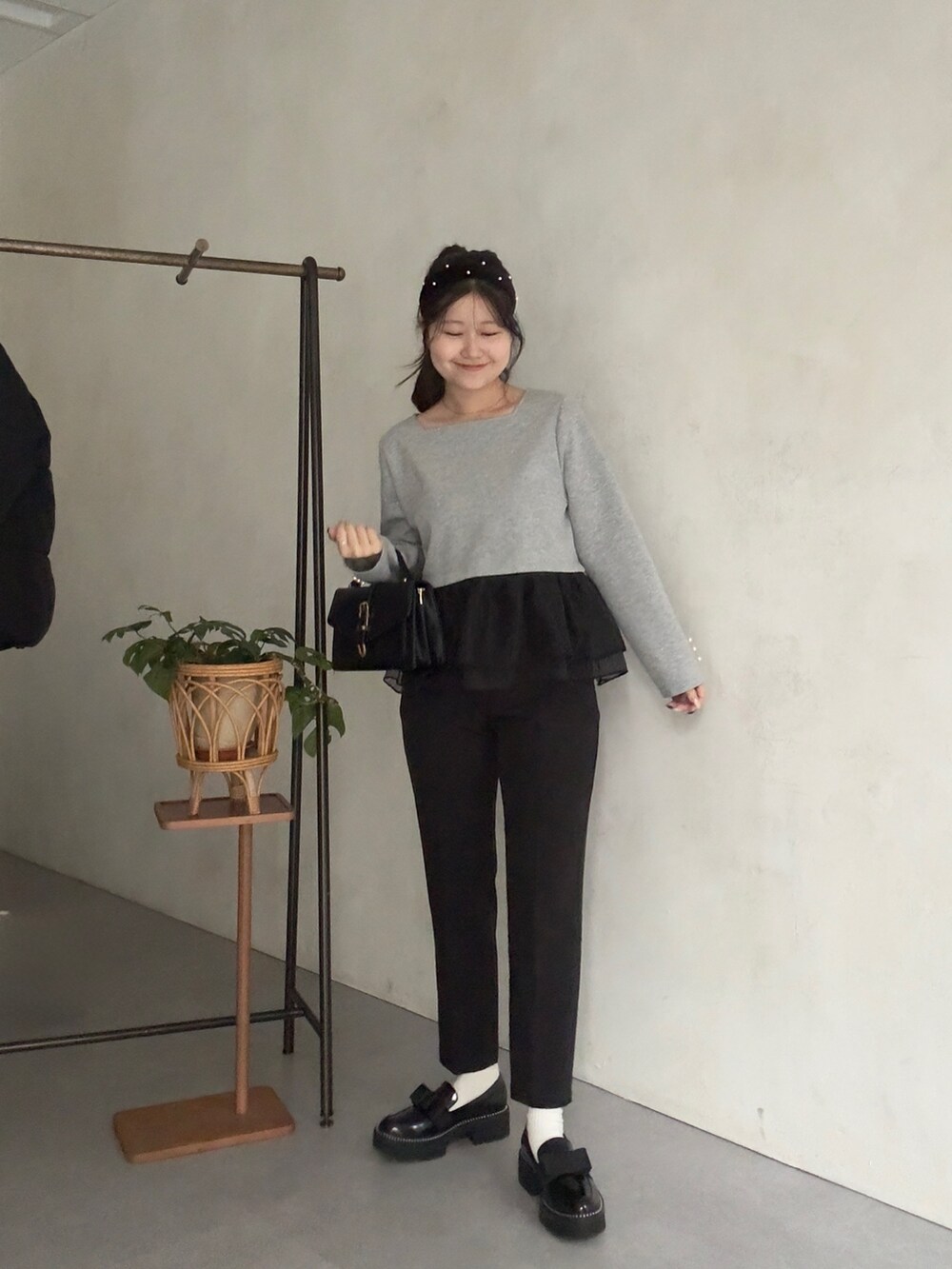 ブラック系のその他パンツ、ブラック系のローファー、ブラック系のダウンジャケット/コートを着用したレディースの秋コーディネートの4枚目の写真