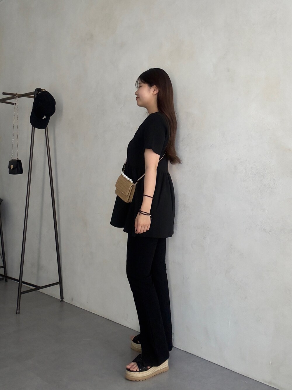 ブラック系のニット/セーター、ブラック系のその他パンツ、ブラック系のサンダルを着用したレディースの夏コーディネートの2枚目の写真