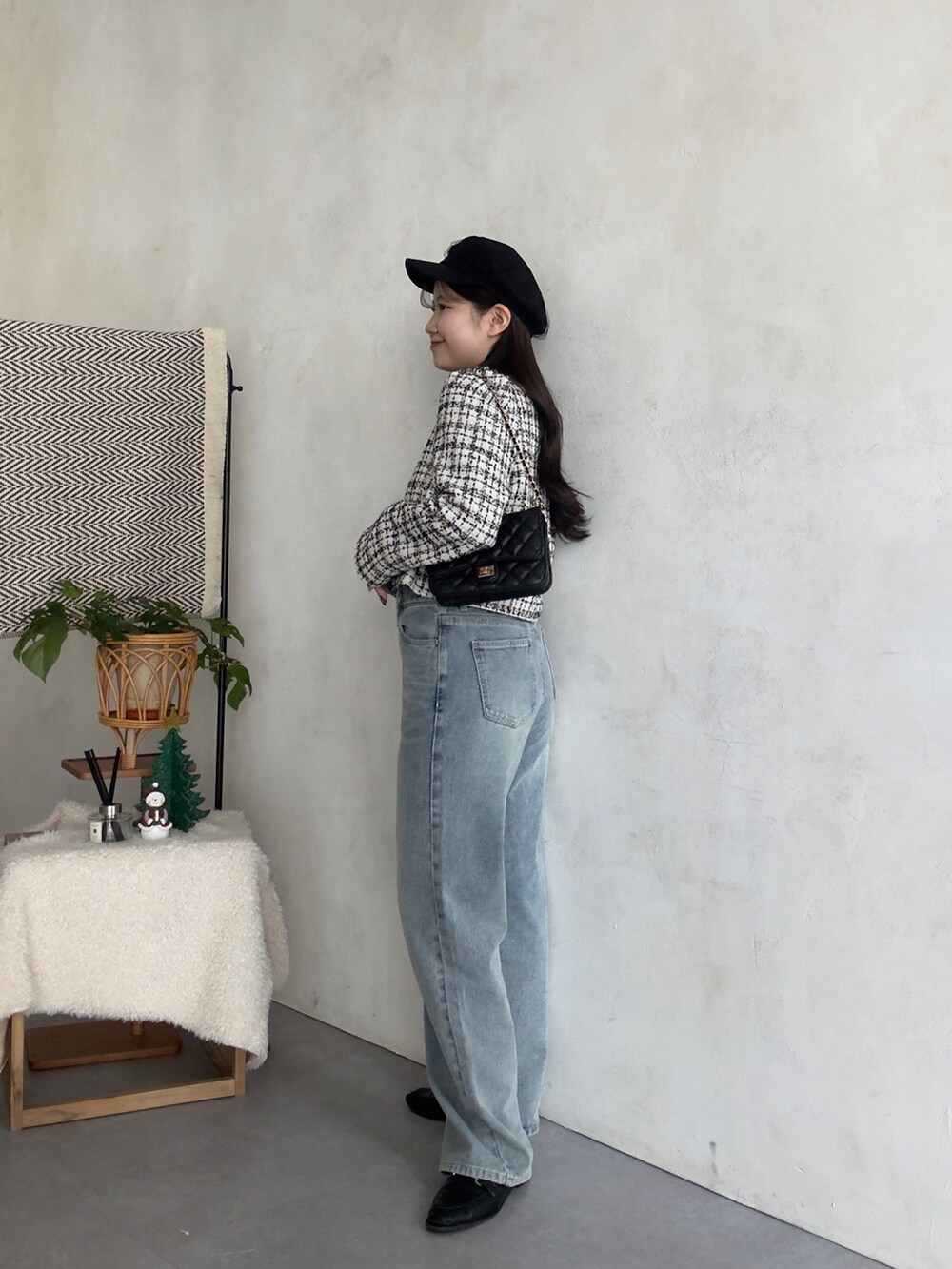 ブラック系のニット/セーター、ホワイト系のその他アウターを着用したレディースの冬コーディネートの3枚目の写真