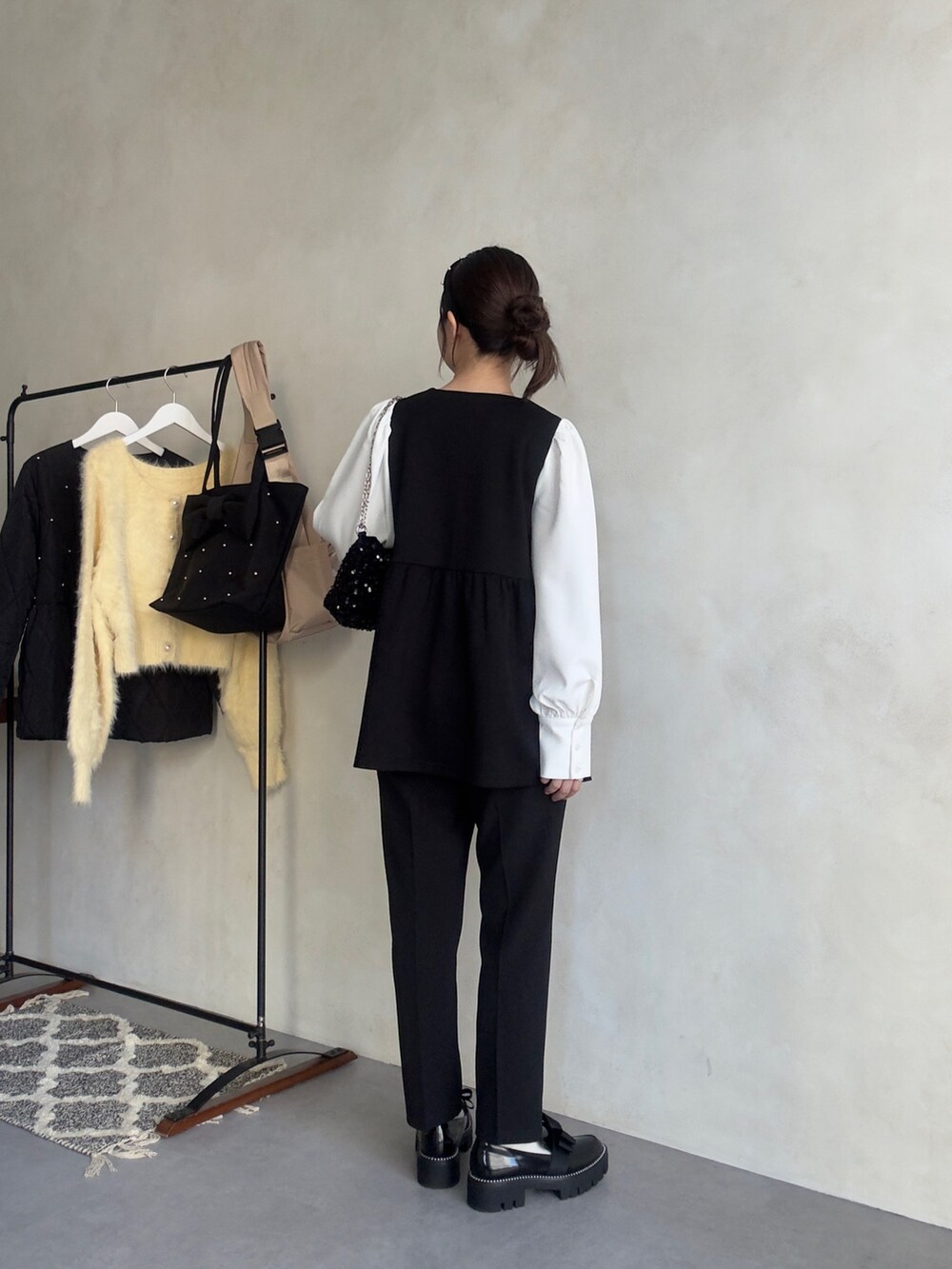 ブラック系のその他パンツ、ブラック系のローファー、ブラック系のシャツ/ブラウスを着用したレディースの秋コーディネートの3枚目の写真