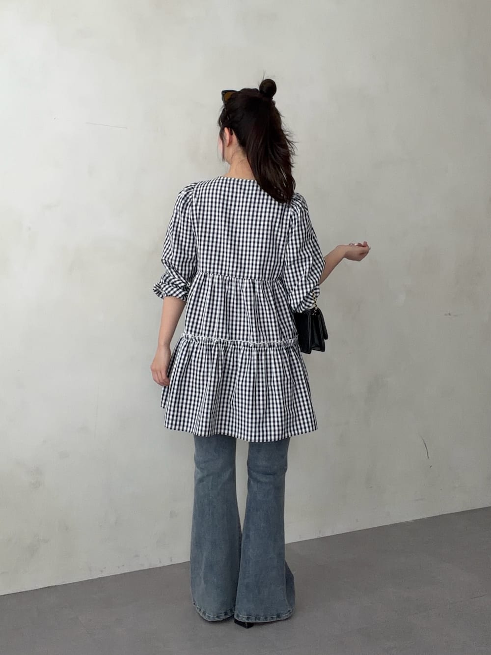 ブラック系のシャツ/ブラウス、ブルー系のデニムパンツ、ブラック系のサンダルを着用したレディースの春コーディネートの3枚目の写真