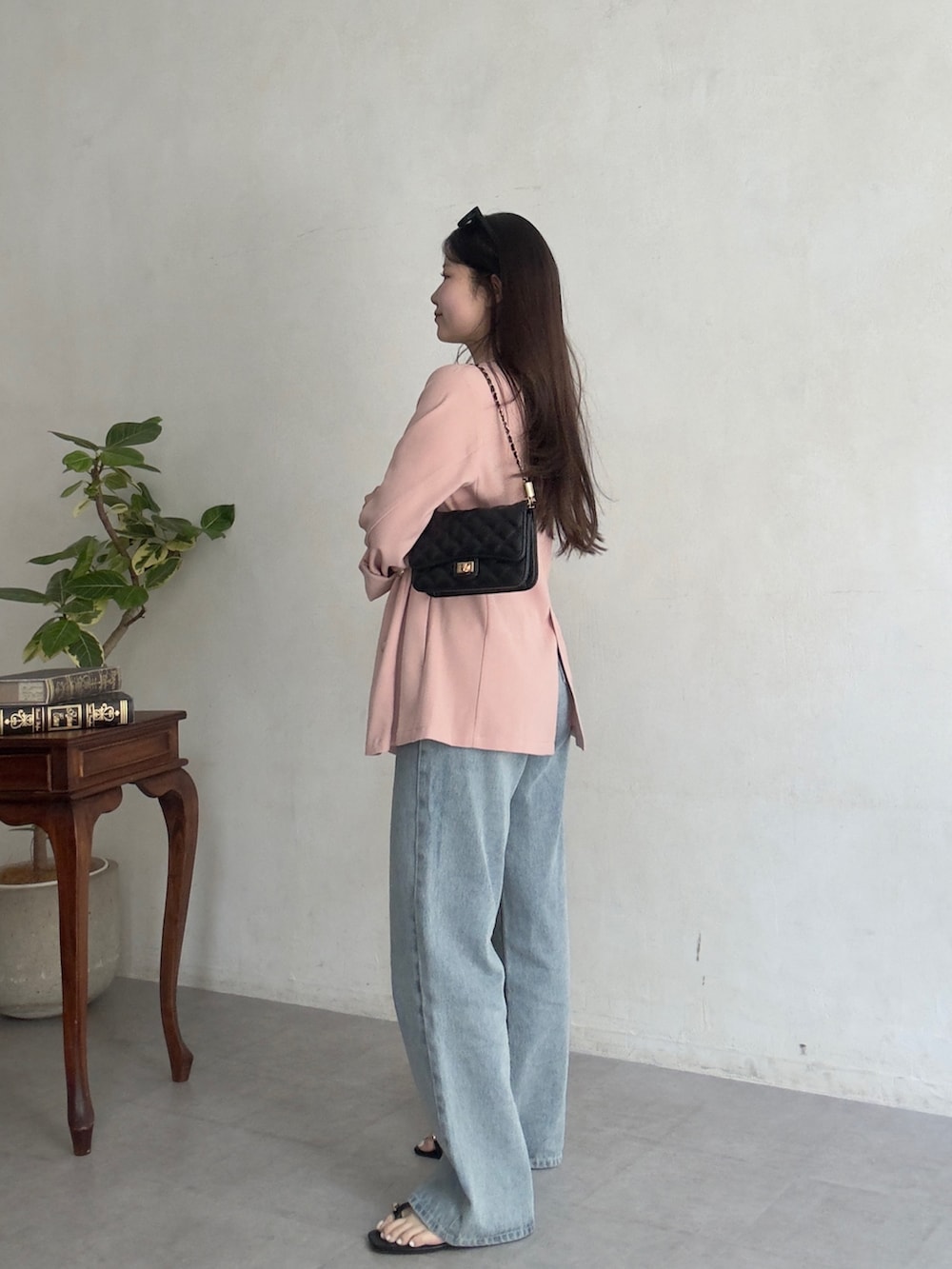 ブラック系のトートバッグ、ピンク系のテーラードジャケット、ブラック系のサングラスを着用したレディースの春コーディネートの2枚目の写真