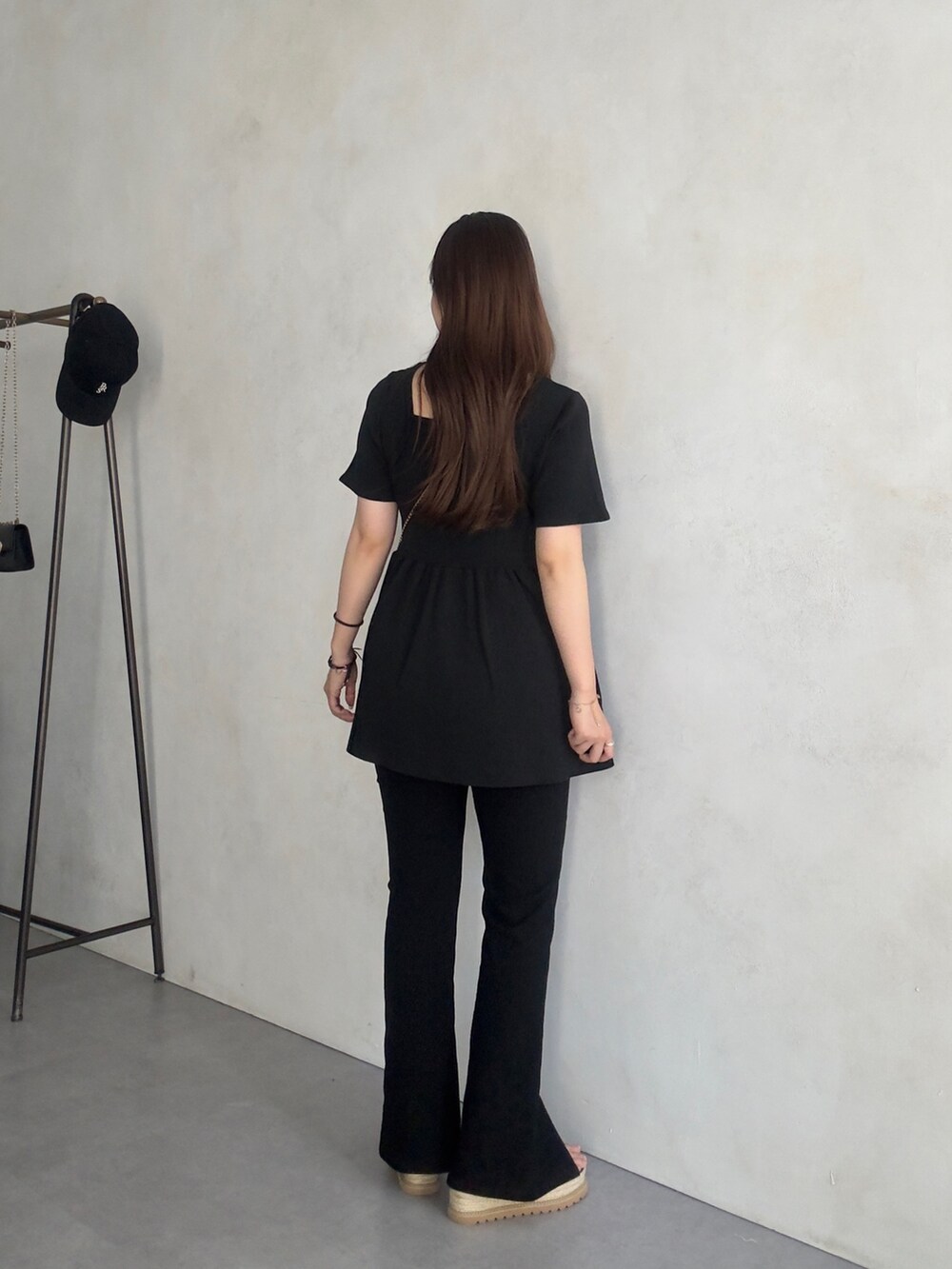 ブラック系のニット/セーター、ブラック系のその他パンツ、ブラック系のサンダルを着用したレディースの夏コーディネートの3枚目の写真