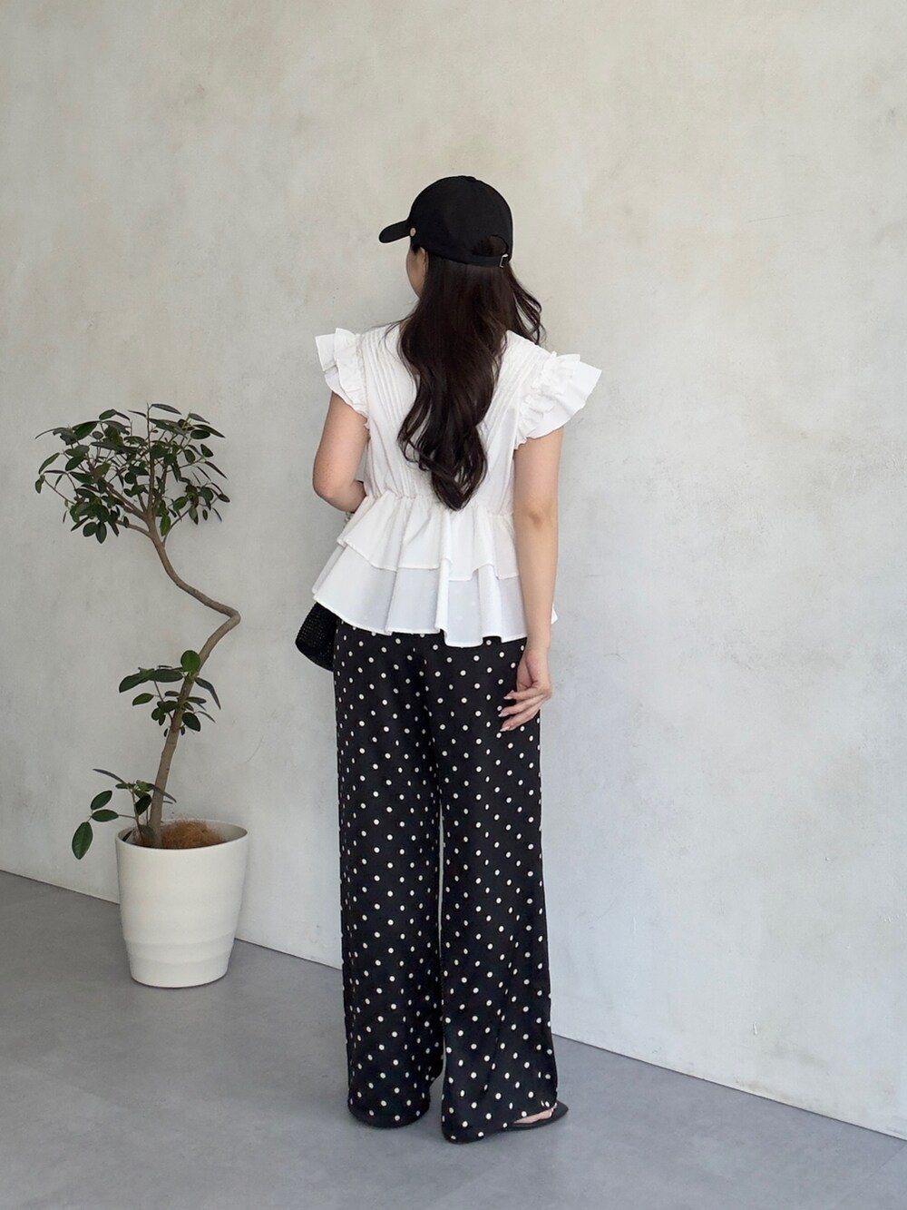 ブラック系のその他パンツ、ブラック系のサンダル、ホワイト系のシャツ/ブラウスを着用したレディースの夏コーディネートの2枚目の写真