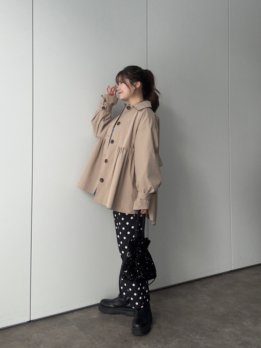 ベージュ系のトレンチコート、ブルー系のデニムジャケット、ブラック系のTシャツ/カットソーを着用したレディースの春コーディネートの3枚目の写真