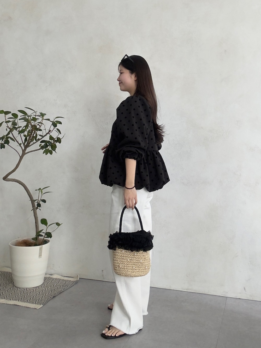 ブラック系のシャツ/ブラウス、ホワイト系のその他パンツを着用したレディースの春コーディネートの2枚目の写真