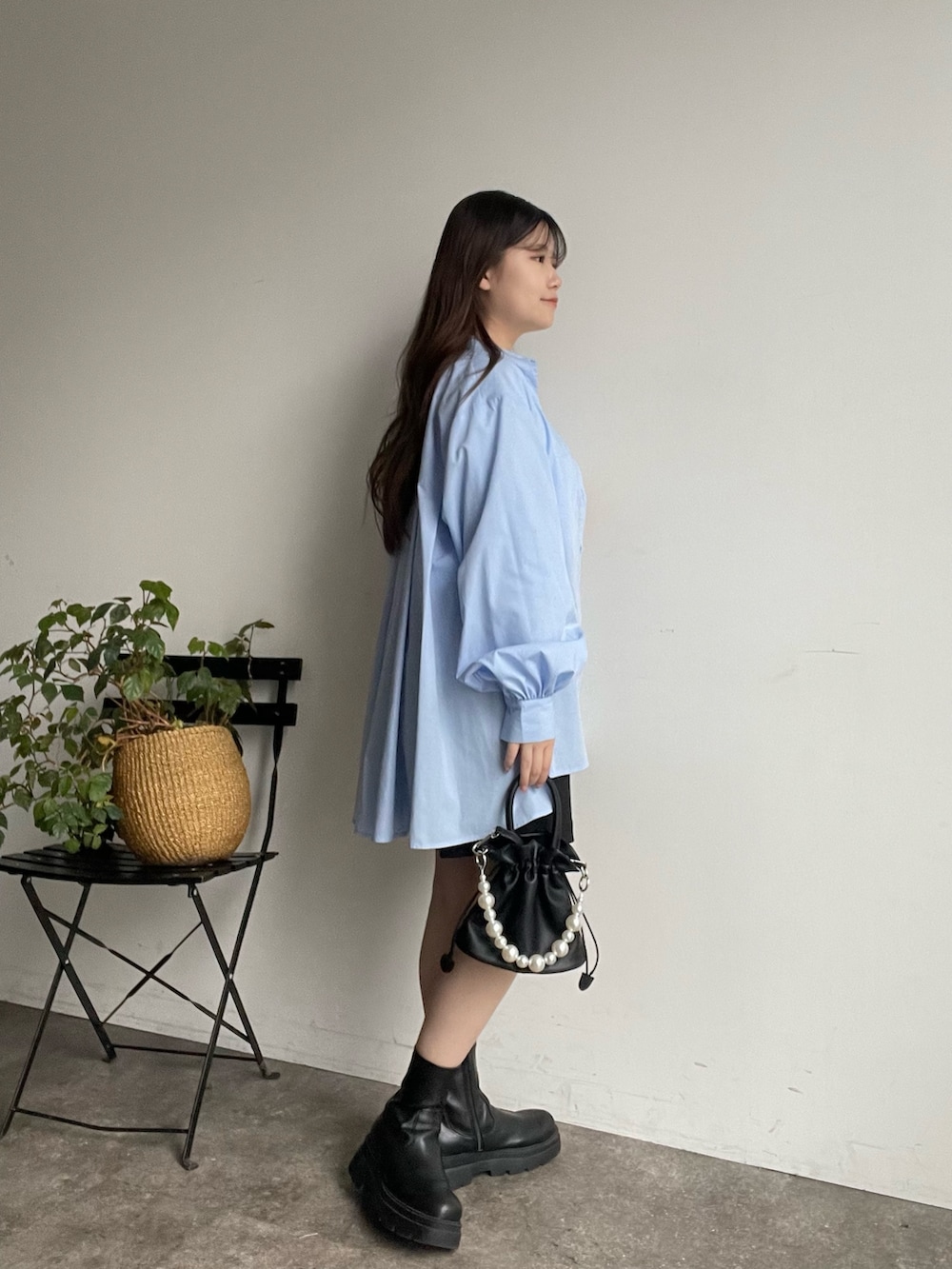 ホワイト系のTシャツ/カットソー、ブラック系のその他パンツ、ブラック系のブーツを着用したレディースの冬コーディネートの2枚目の写真
