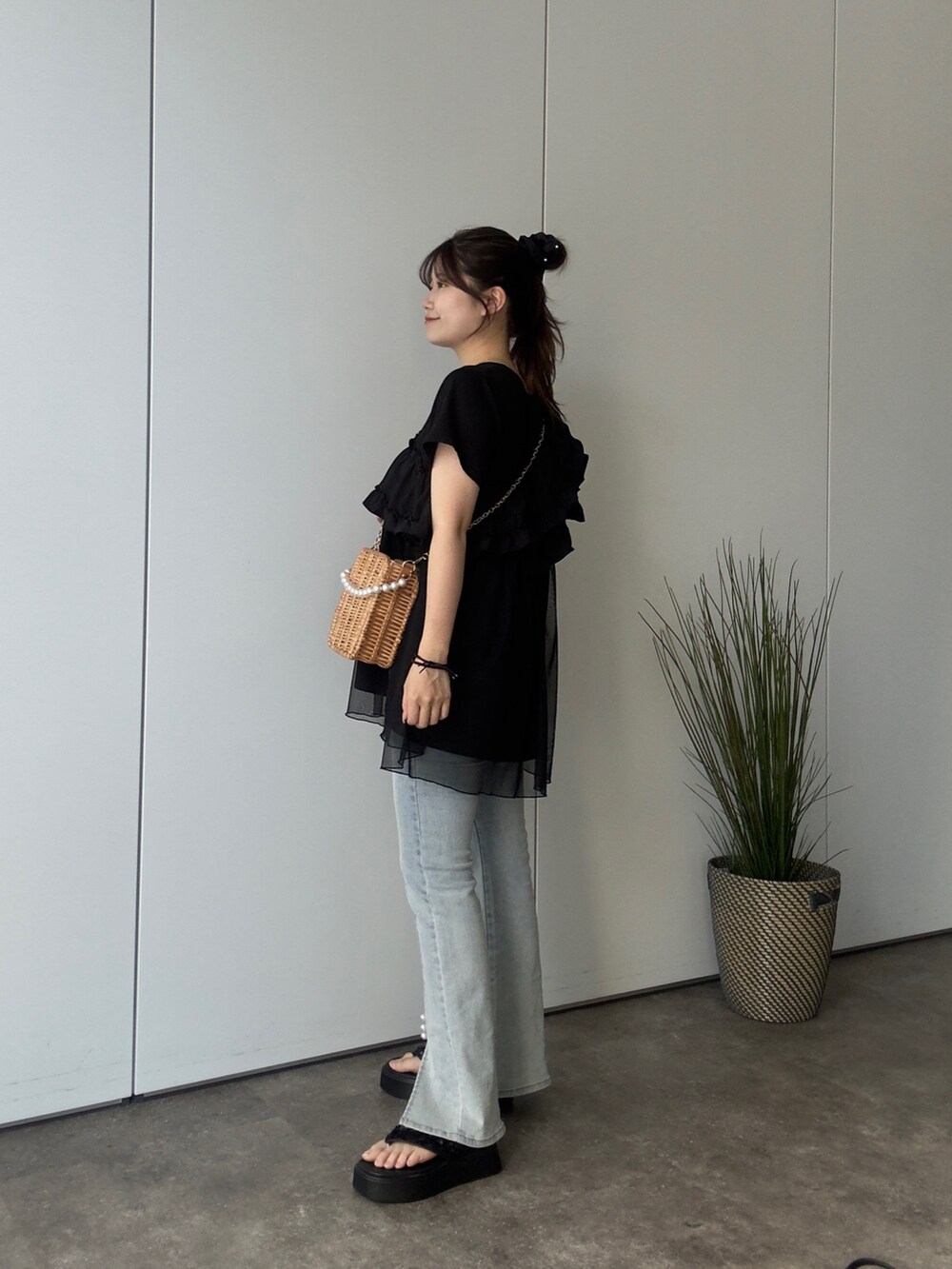 ブラック系のTシャツ/カットソー、ブルー系のデニムパンツ、ブラック系のサンダルを着用したレディースの夏コーディネートの2枚目の写真