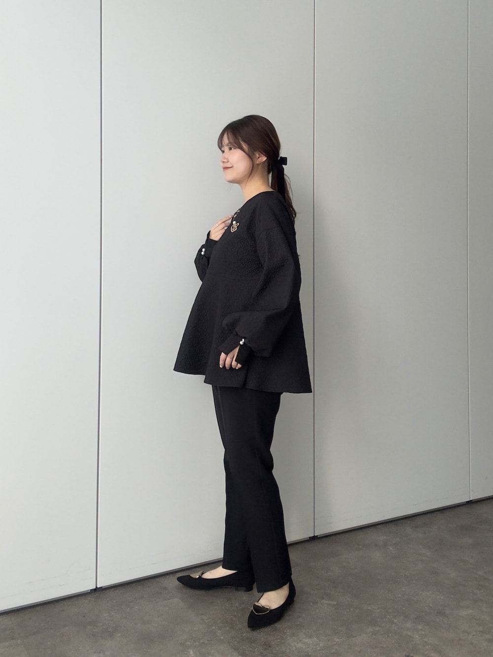 ブラック系のシャツ/ブラウス、ブラック系のその他パンツ、ブラック系のショルダーバッグを着用したレディースの冬コーディネートの2枚目の写真