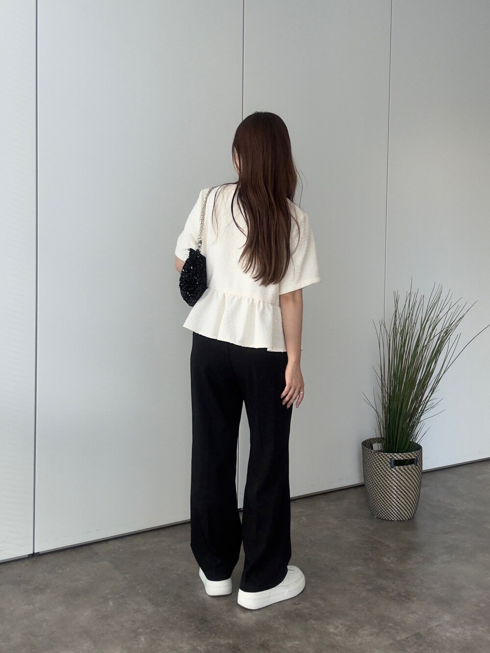 ホワイト系のTシャツ/カットソー、ブラック系のショルダーバッグ、ホワイト系のノーカラージャケットを着用したレディースの夏コーディネートの3枚目の写真