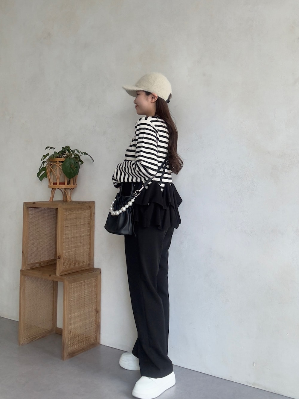 ブラック系のその他パンツ、ブラック系のカーディガン/ボレロを着用したレディースの秋コーディネートの2枚目の写真