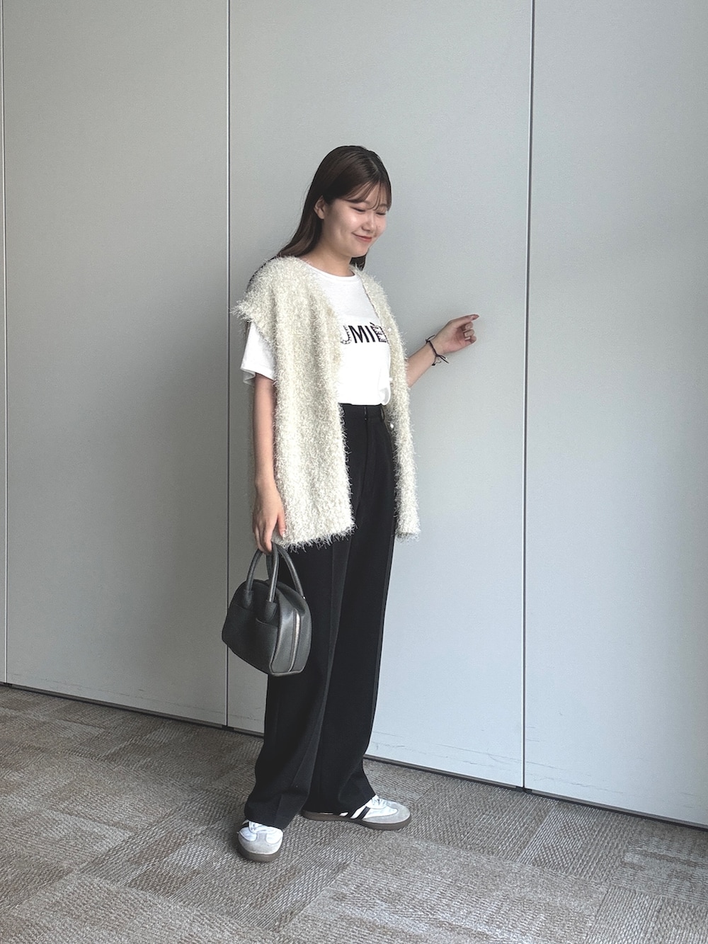 ホワイト系のカーディガン/ボレロ、ホワイト系のTシャツ/カットソー、ブラック系のその他パンツを着用したレディースの夏コーディネートの2枚目の写真