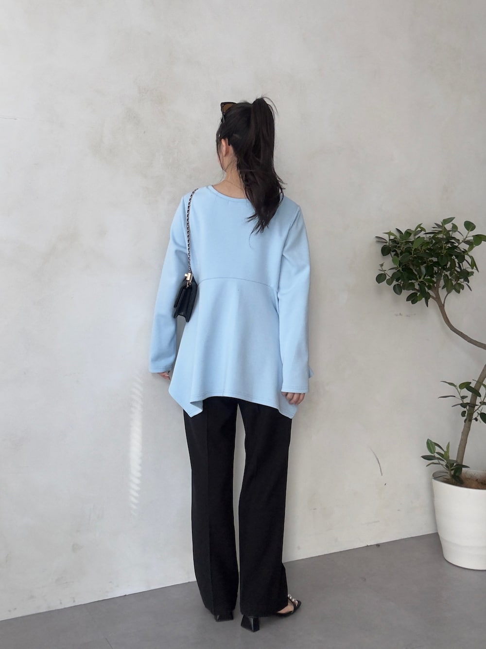 ブラック系のトートバッグ、ブラック系のその他パンツ、ブラック系のサンダルを着用したレディースの春コーディネートの3枚目の写真