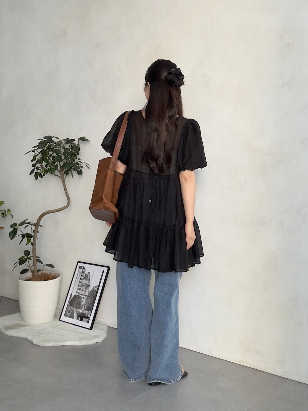 ブルー系のデニムパンツ、ブラック系のサンダル、ブラック系のシャツ/ブラウスを着用したレディースの夏コーディネートの3枚目の写真