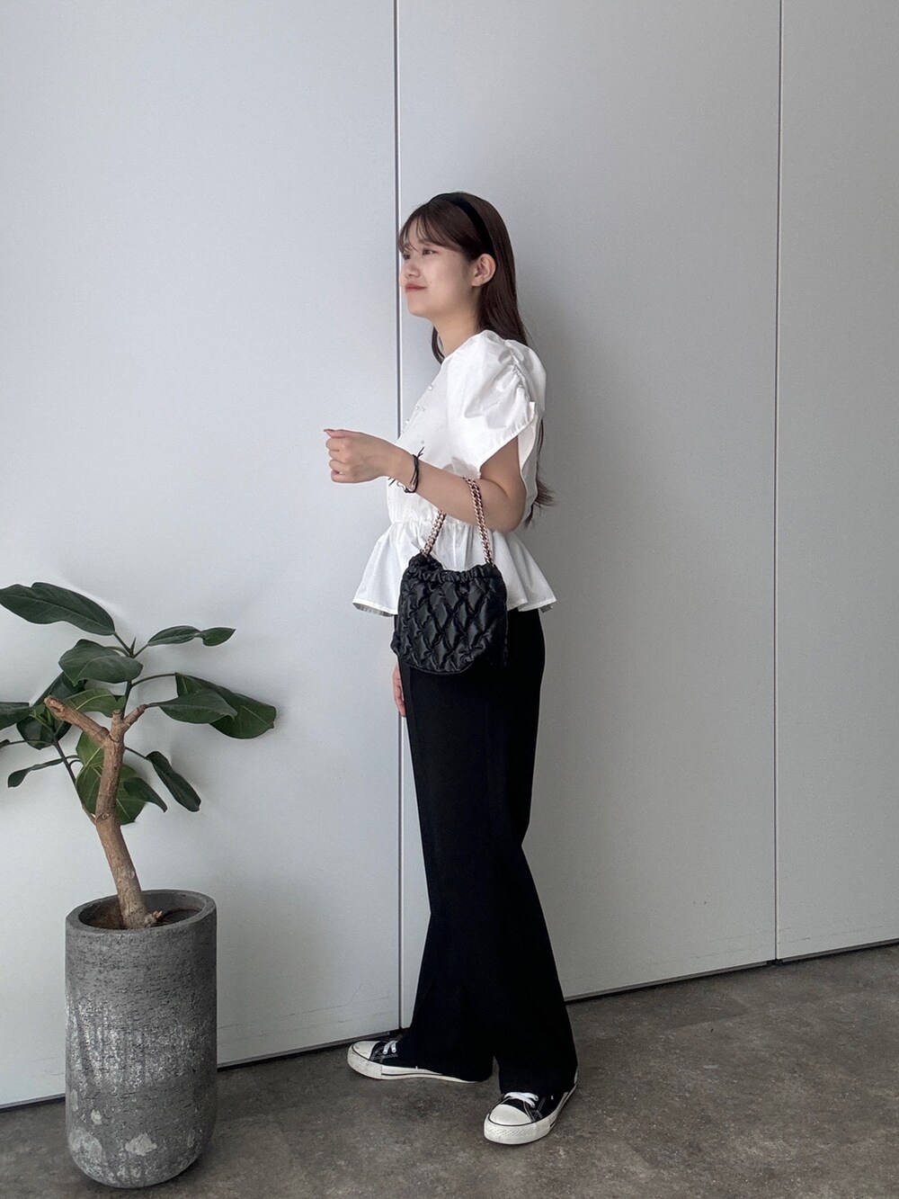 ホワイト系のシャツ/ブラウス、ブラック系のその他パンツ、ブラック系のショルダーバッグを着用したレディースの夏コーディネートの2枚目の写真