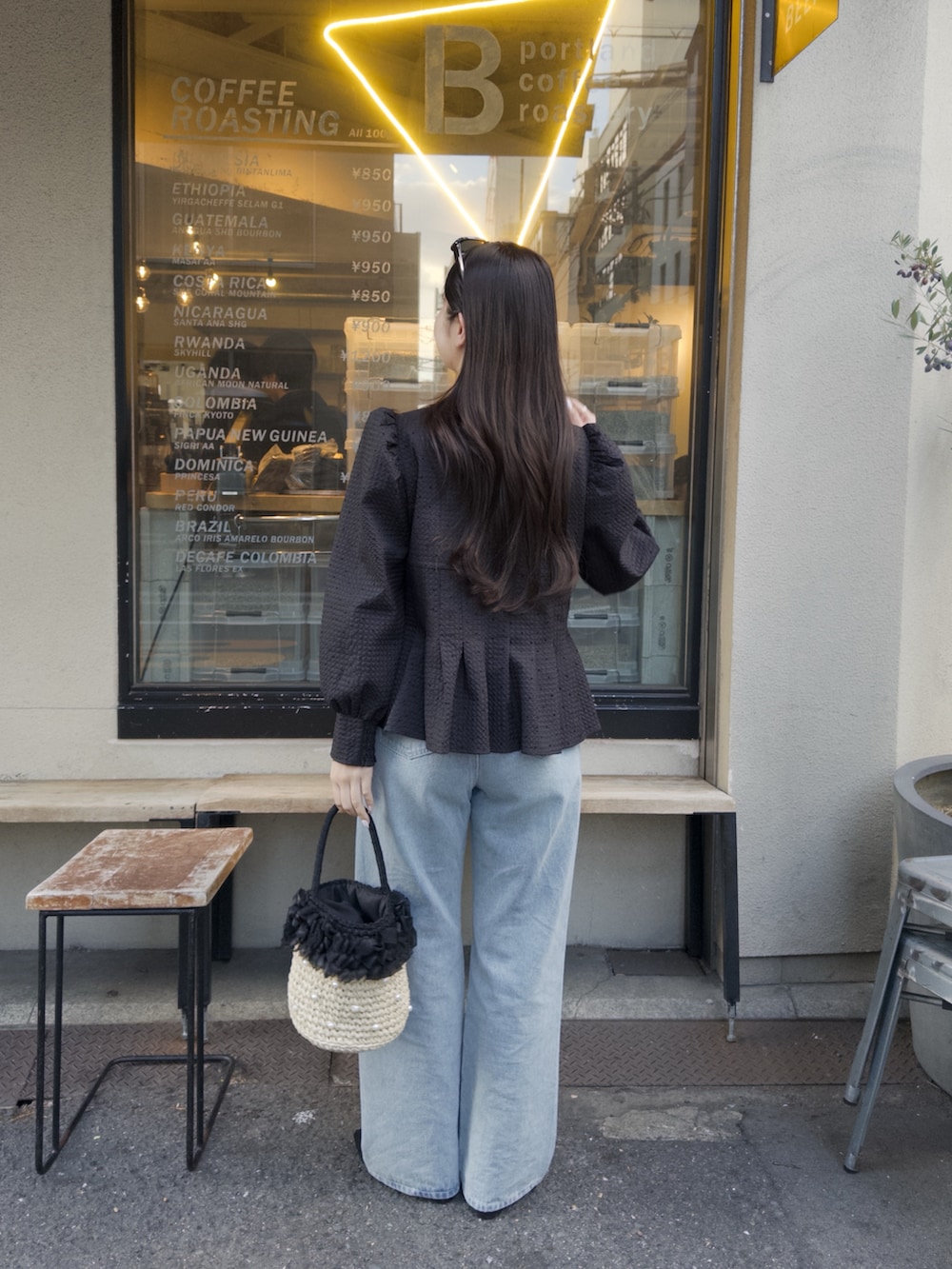 ブラック系のパンプス、ブラック系のシャツ/ブラウスを着用したレディースの春コーディネートの3枚目の写真