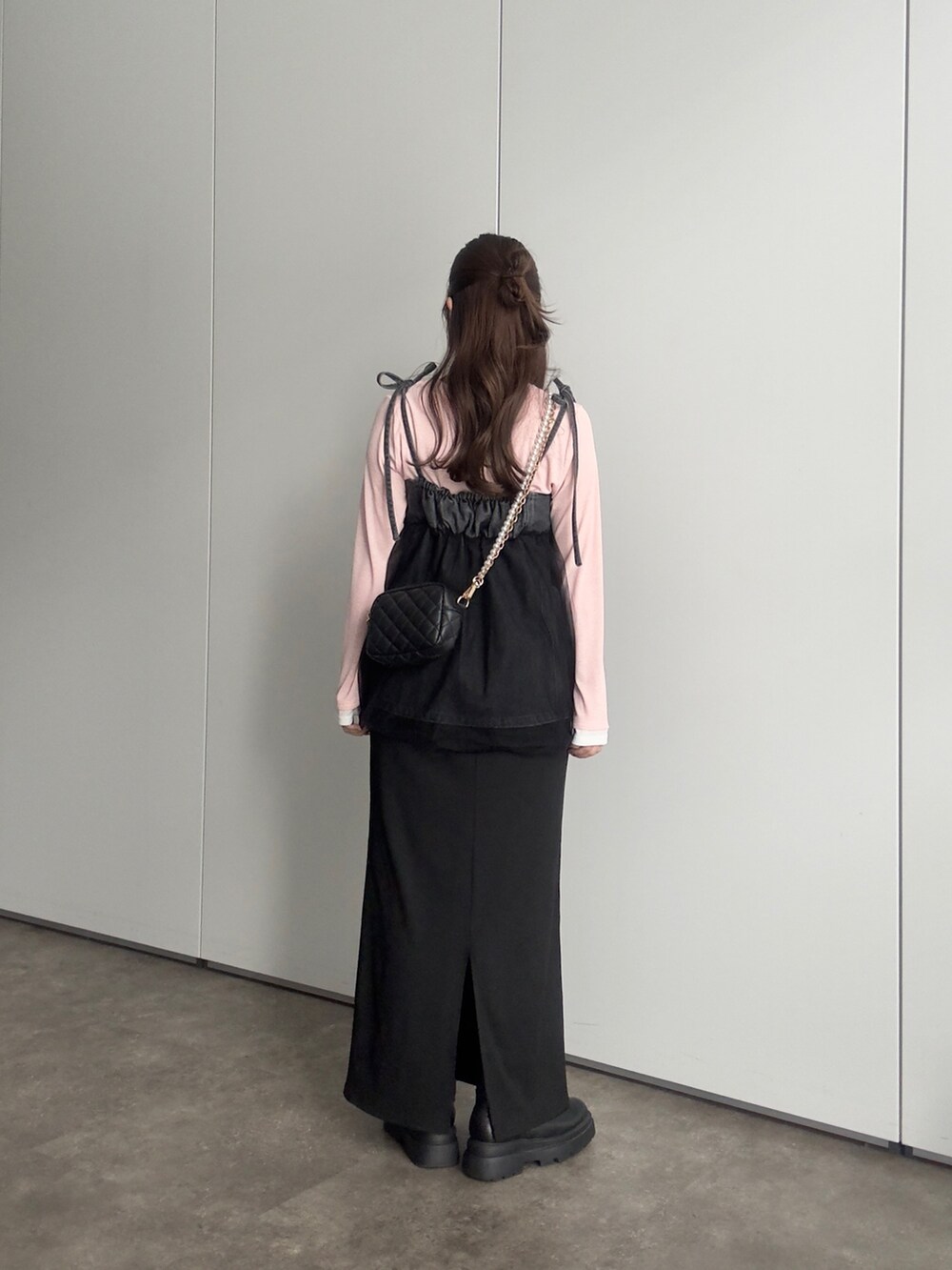 ピンク系のTシャツ/カットソー、ブラック系のキャミソール、ブラック系のショルダーバッグを着用したレディースの春コーディネートの3枚目の写真
