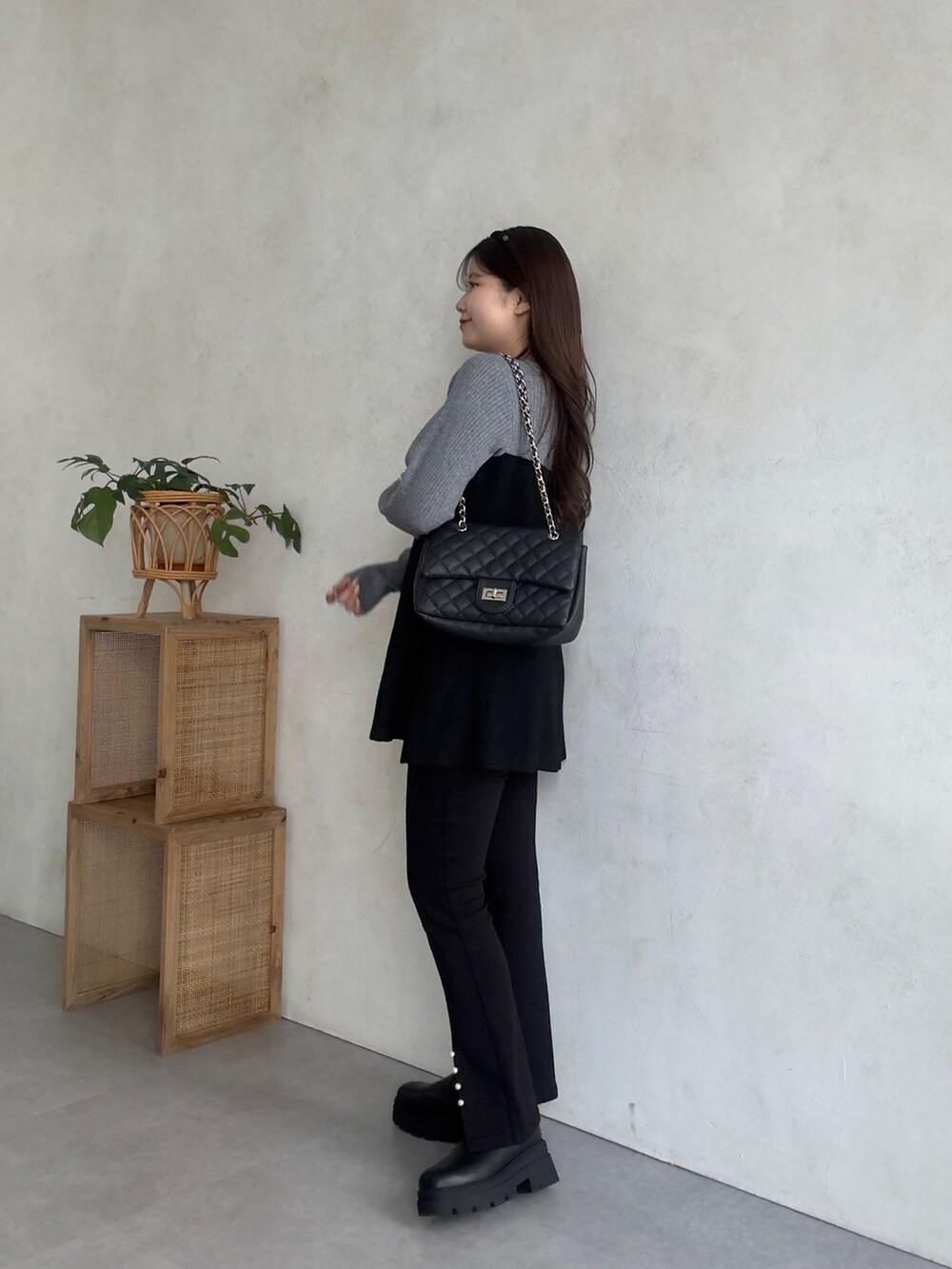 ブラック系のその他パンツ、ブラック系のブーツ、グレー系のニット/セーターを着用したレディースの秋コーディネートの3枚目の写真