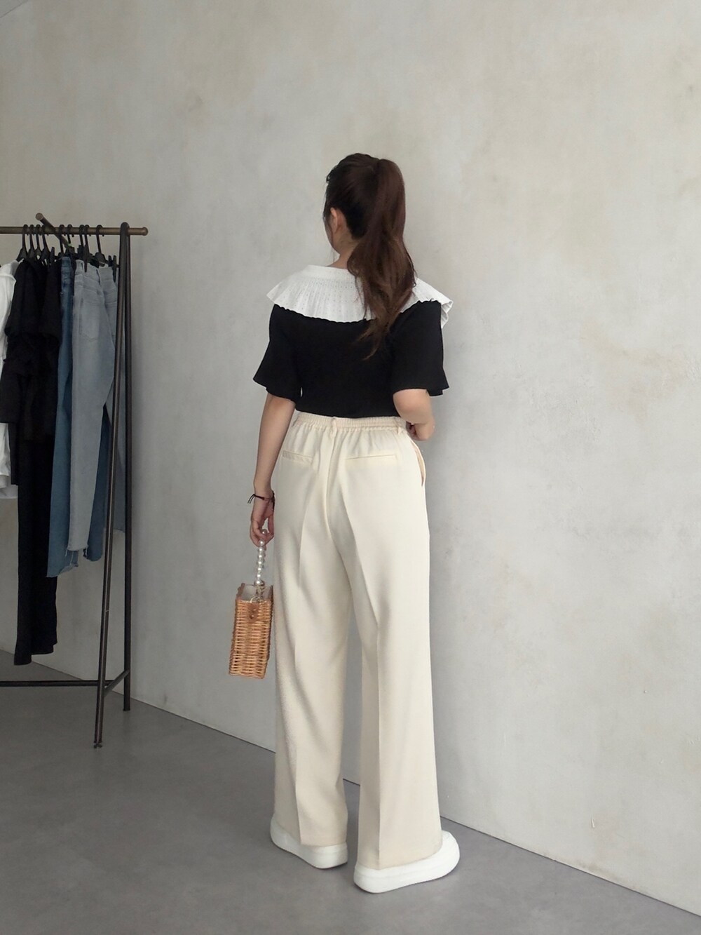 ホワイト系のその他パンツ、ブラック系のニット/セーターを着用したレディースの夏コーディネートの3枚目の写真