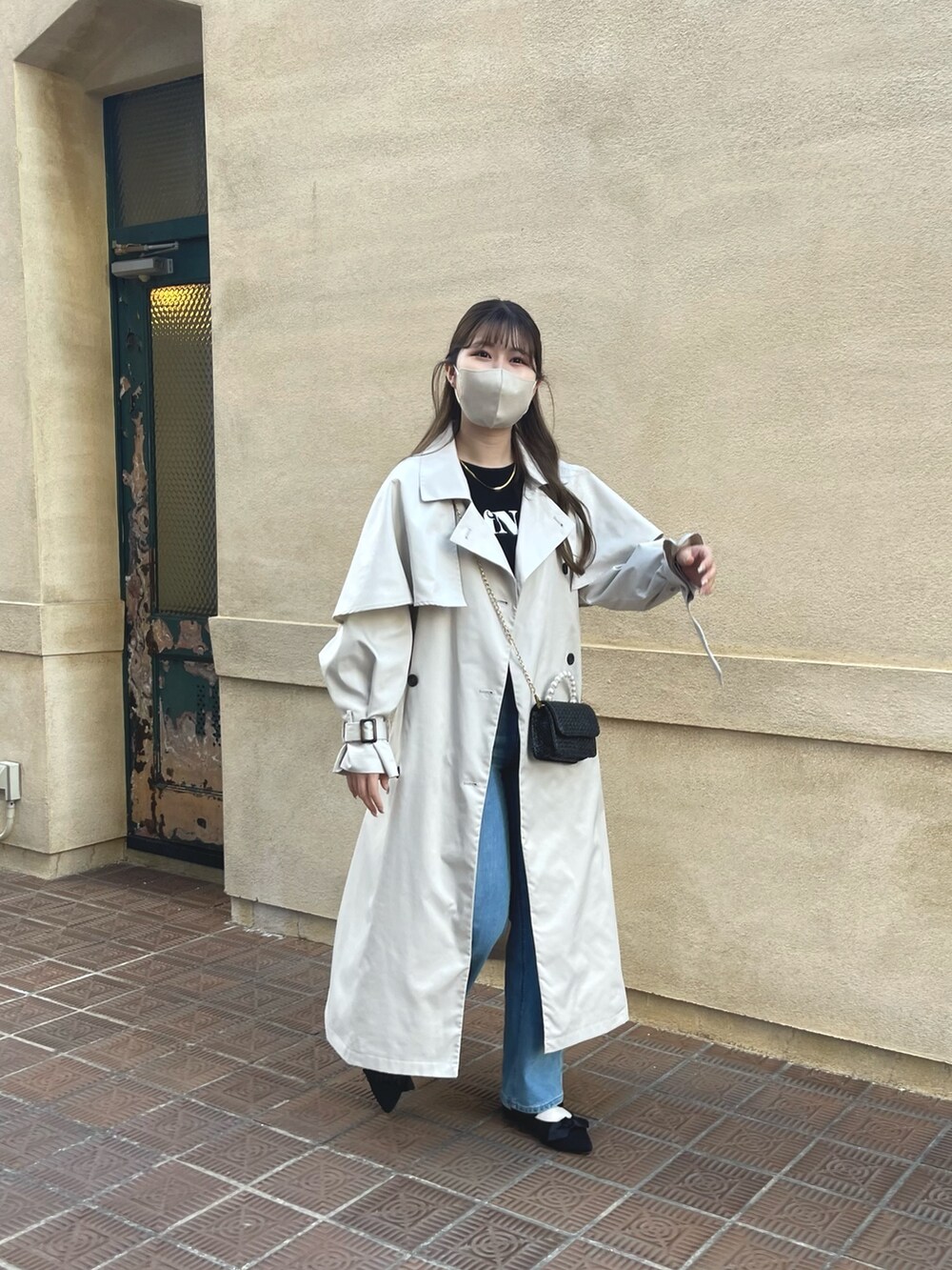 「シンプルコーデ、淡色コーデ、きれいめカジュアル、GU、プチプラ、春服みてみて、トレンチコート、ハーフアップ、ショルダーバッグ、トレンチ、ロングコート、Tシャツ、Tシャツ×デニム、ミュール」｜「prose verseのバックストラップリボンミュール（パンプス、ブラック系）」を使った、MIOさん（レディース・158cm）の春コーディネートの4枚目の写真