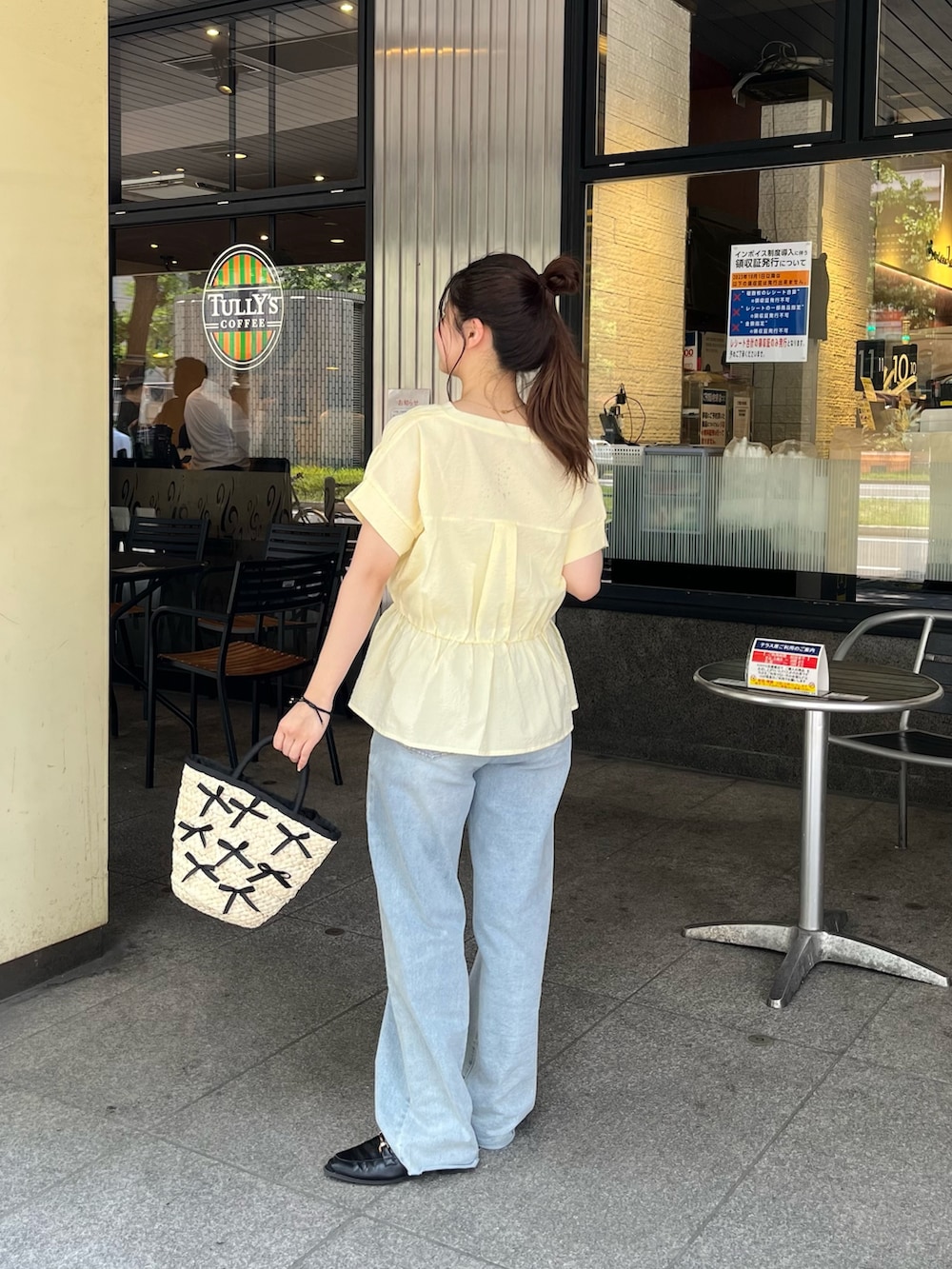 「お出かけコーデ、休日スタイル、デニム、シンプルコーデ、きれいめカジュアル、夏コーデ、大人コーデ、夏服、大人女子、ブラウス」｜「prose verseの【MOMO】ストレッチスリムストレートデニム（デニムパンツ、ブルー系）」を使った、MIOさん（レディース・158cm）の夏コーディネートの3枚目の写真