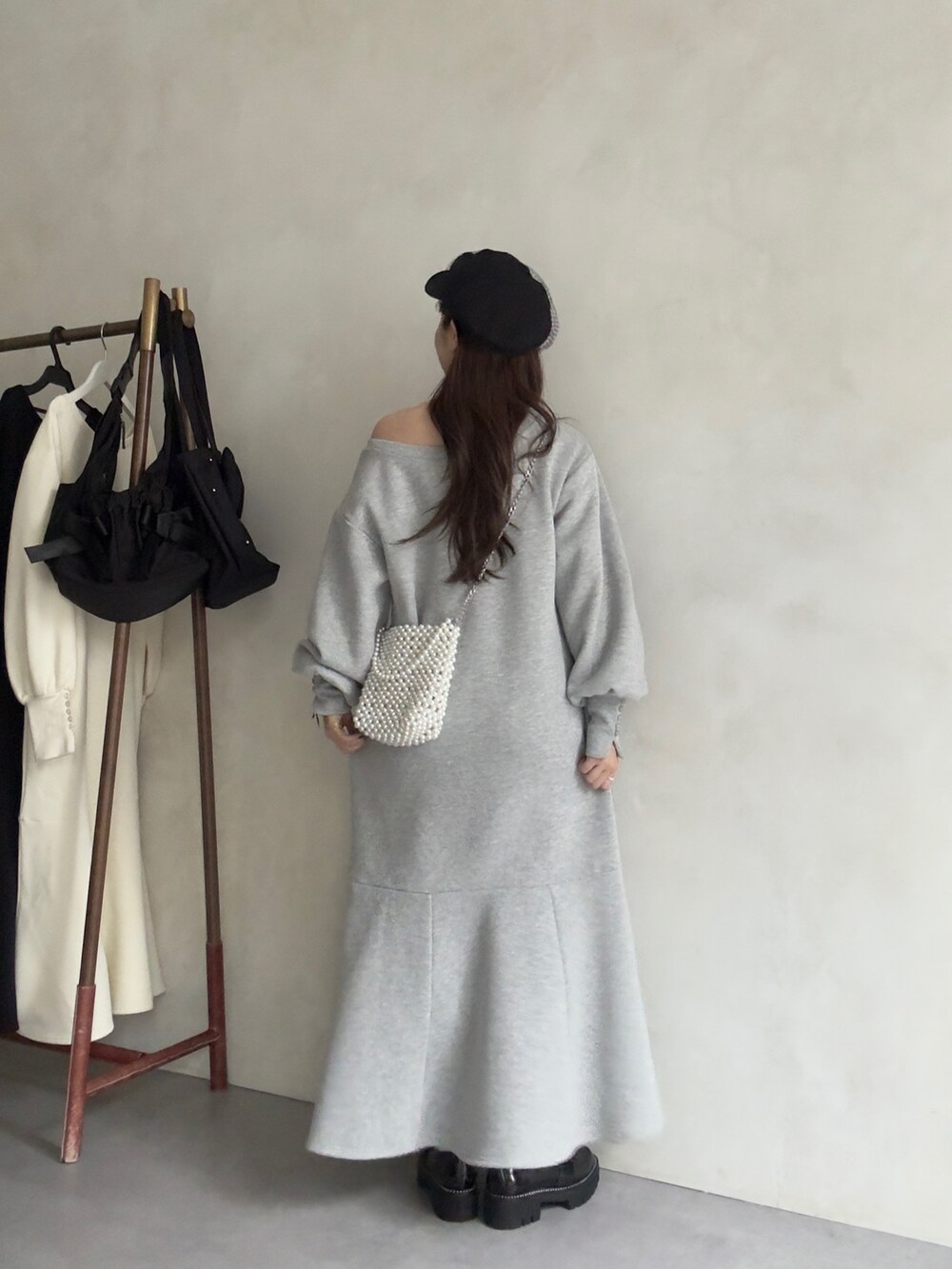ブラック系のローファー、グレー系のワンピースを着用したレディースの秋コーディネートの3枚目の写真