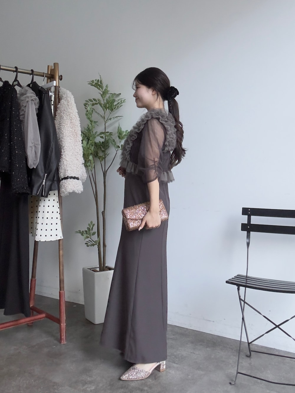 ブラウン系のドレスを着用したレディースの秋コーディネートの3枚目の写真