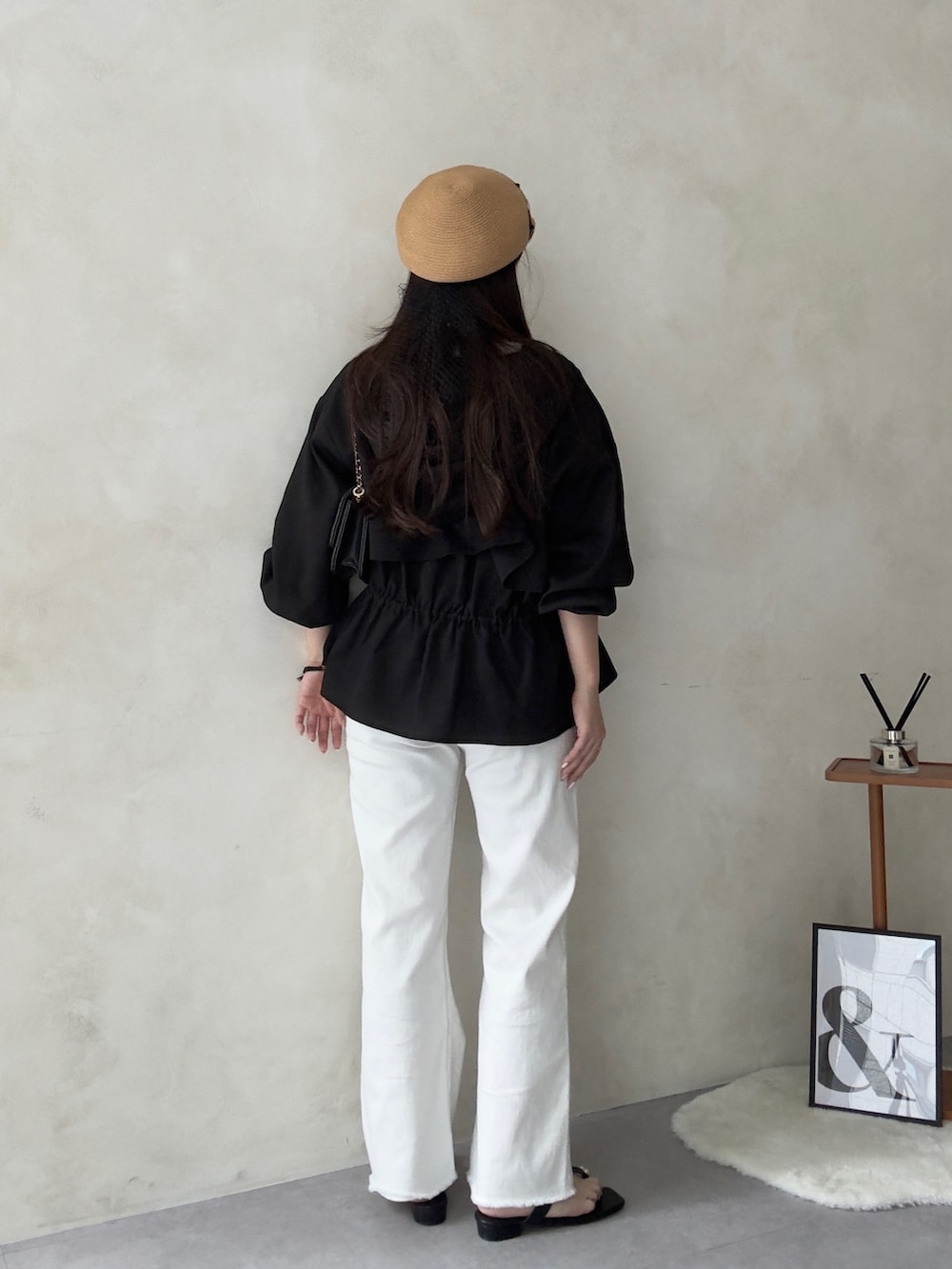 ブラック系のトートバッグ、ホワイト系のその他パンツ、ブラック系のブルゾンを着用したレディースの春コーディネートの3枚目の写真