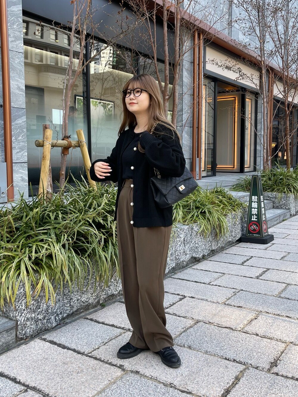 ブラック系のカーディガン/ボレロ、ブラック系のTシャツ/カットソー、ブラック系のショルダーバッグを着用したレディースの冬コーディネートの2枚目の写真