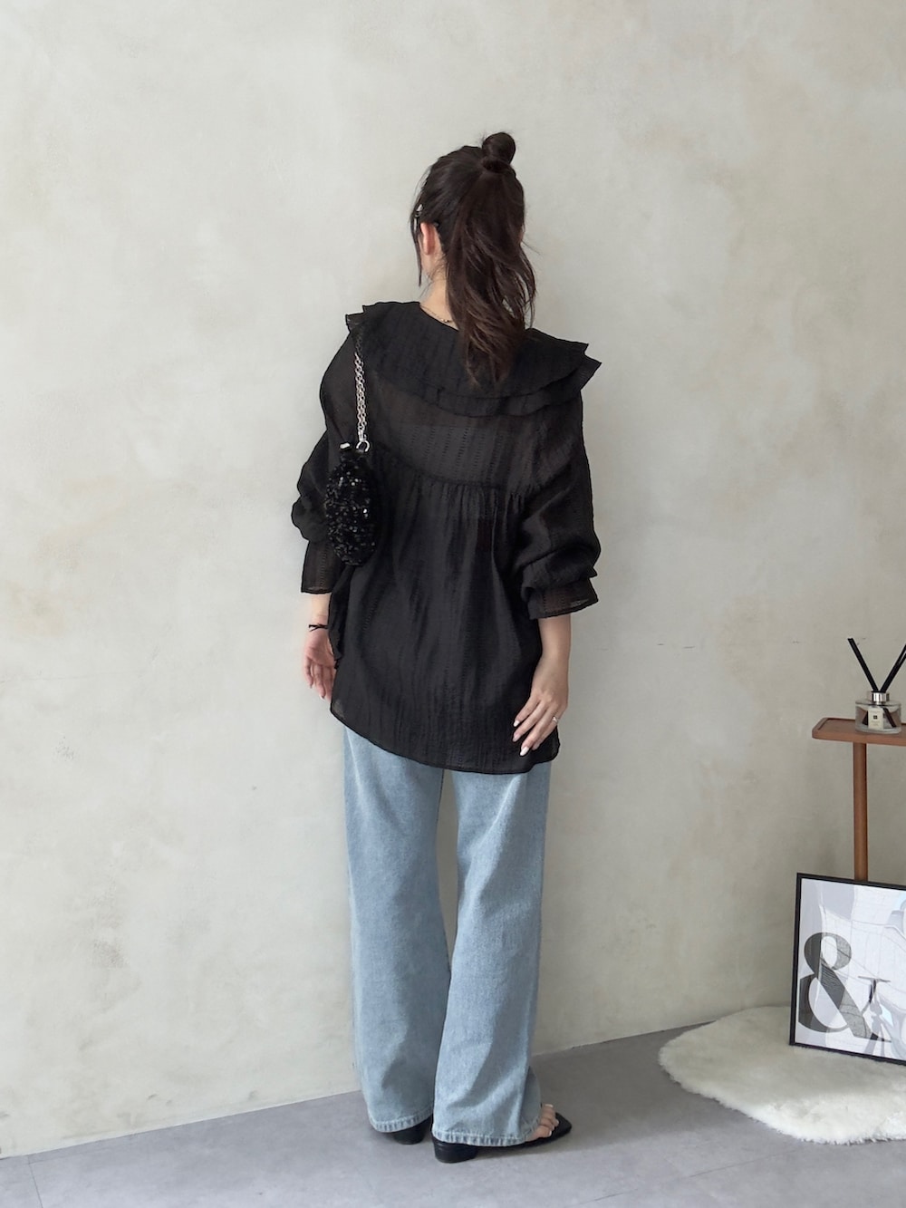 ブラック系のシャツ/ブラウス、ブラック系のサングラスを着用したレディースの春コーディネートの3枚目の写真